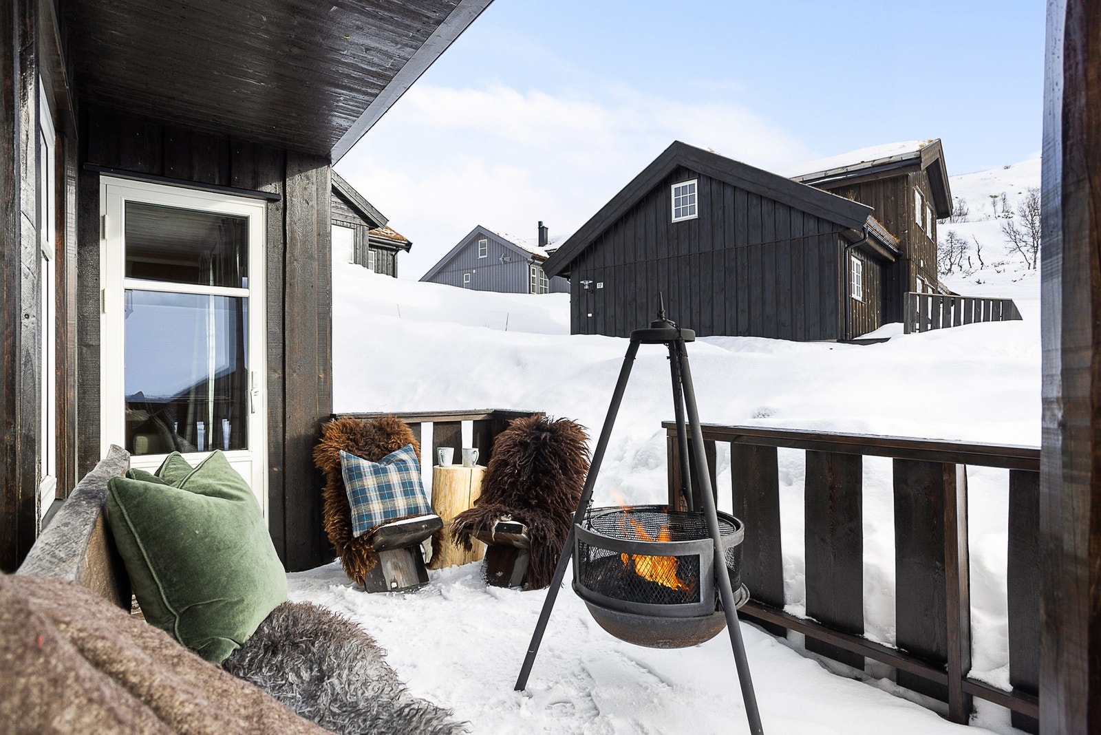 Hytta har ski inn/ut til alpinbakkene og Silkedalsløypa rett utenfor døren Galleribilde