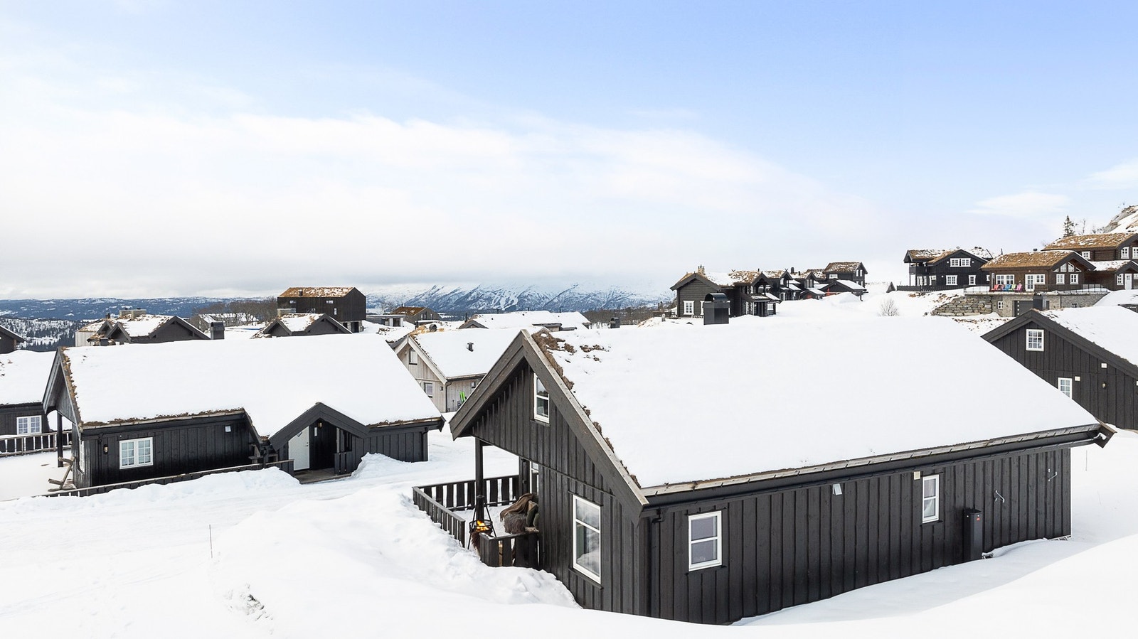 Hytta har ski inn/ut til alpinbakkene og Silkedalsløypa rett utenfor døren Galleribilde