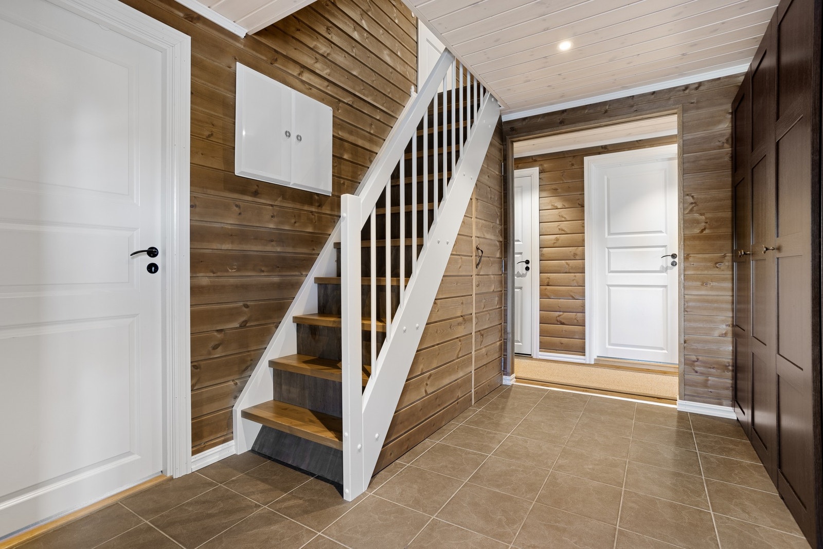 Romslig entré med trapp opp til loftsetasjen Galleribilde