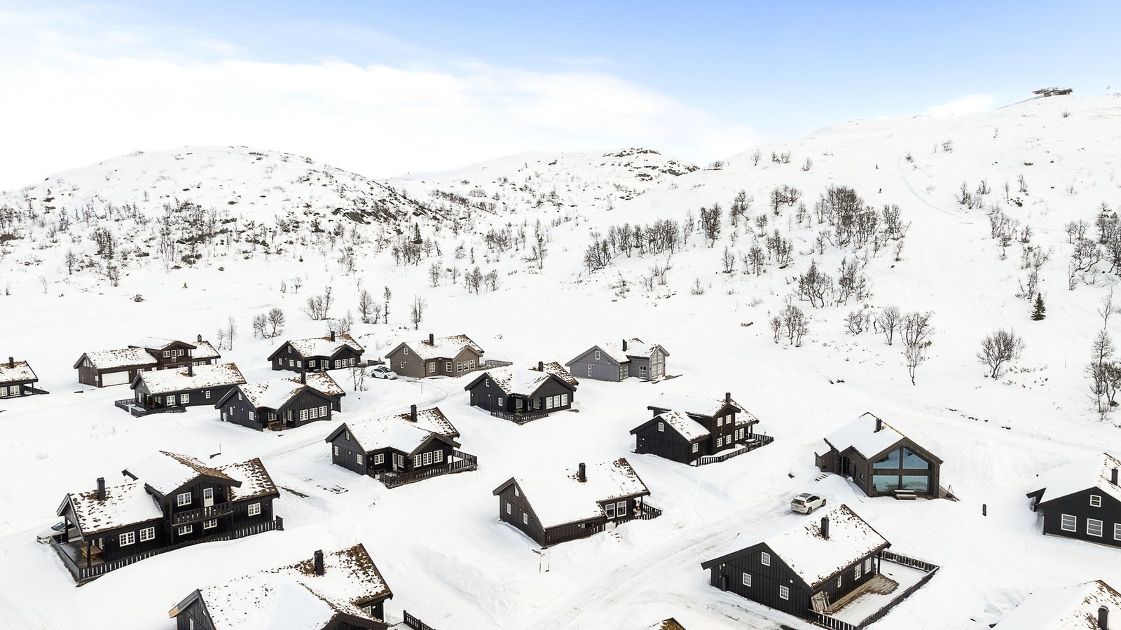 Spenn på deg slalåmskiene utenfor hyttedøren og skli inn i alpinanlegget med herlige skogsløyper for offpistkjørere og bakker i forskjellige vanskelighetsgrader. Skianlegget gir deg totalt 25 nedfarter og 11 heiser å velge mellom Galleribilde
