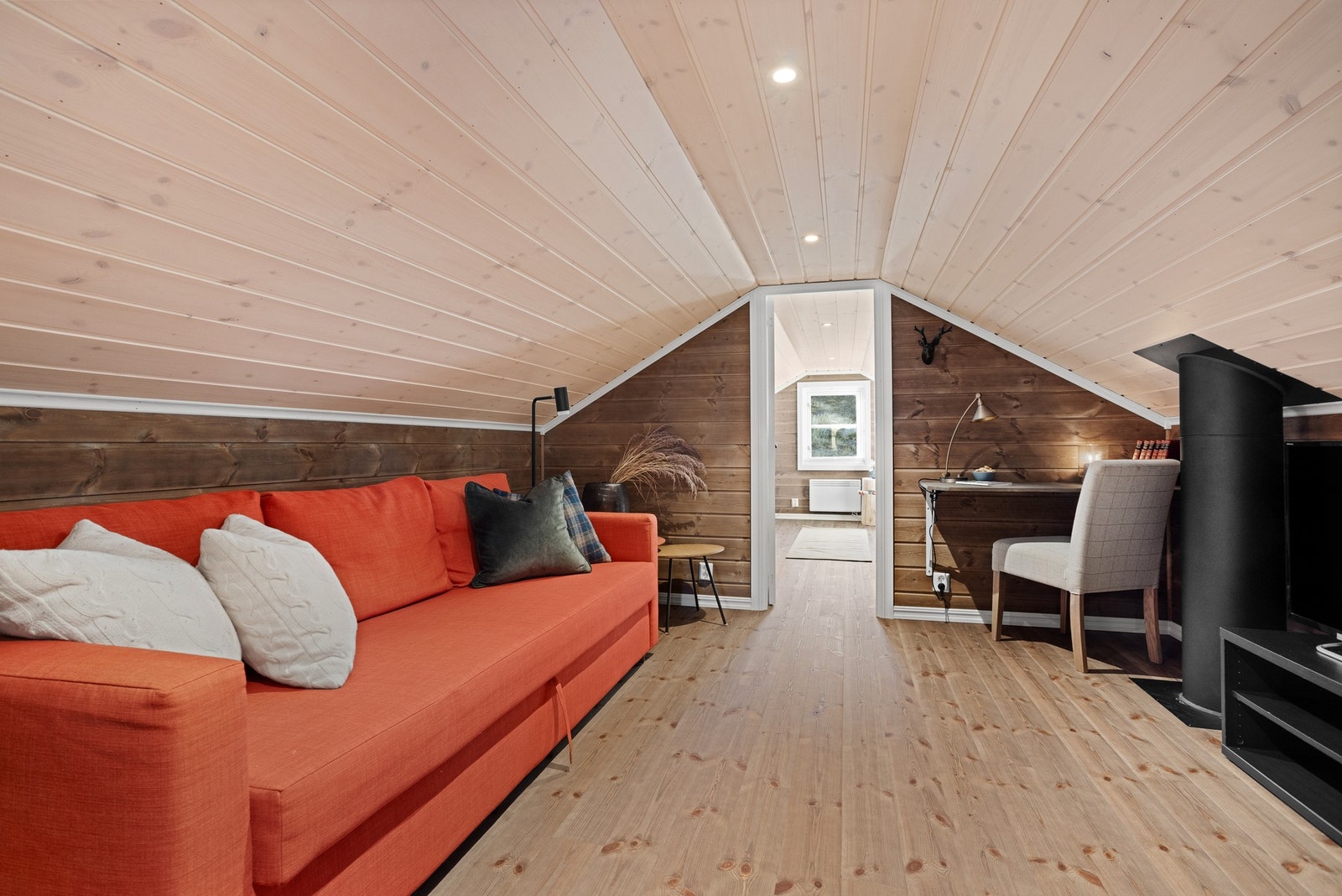 Hyggelig loftsetasje innredet til loftstue og soverom Galleribilde