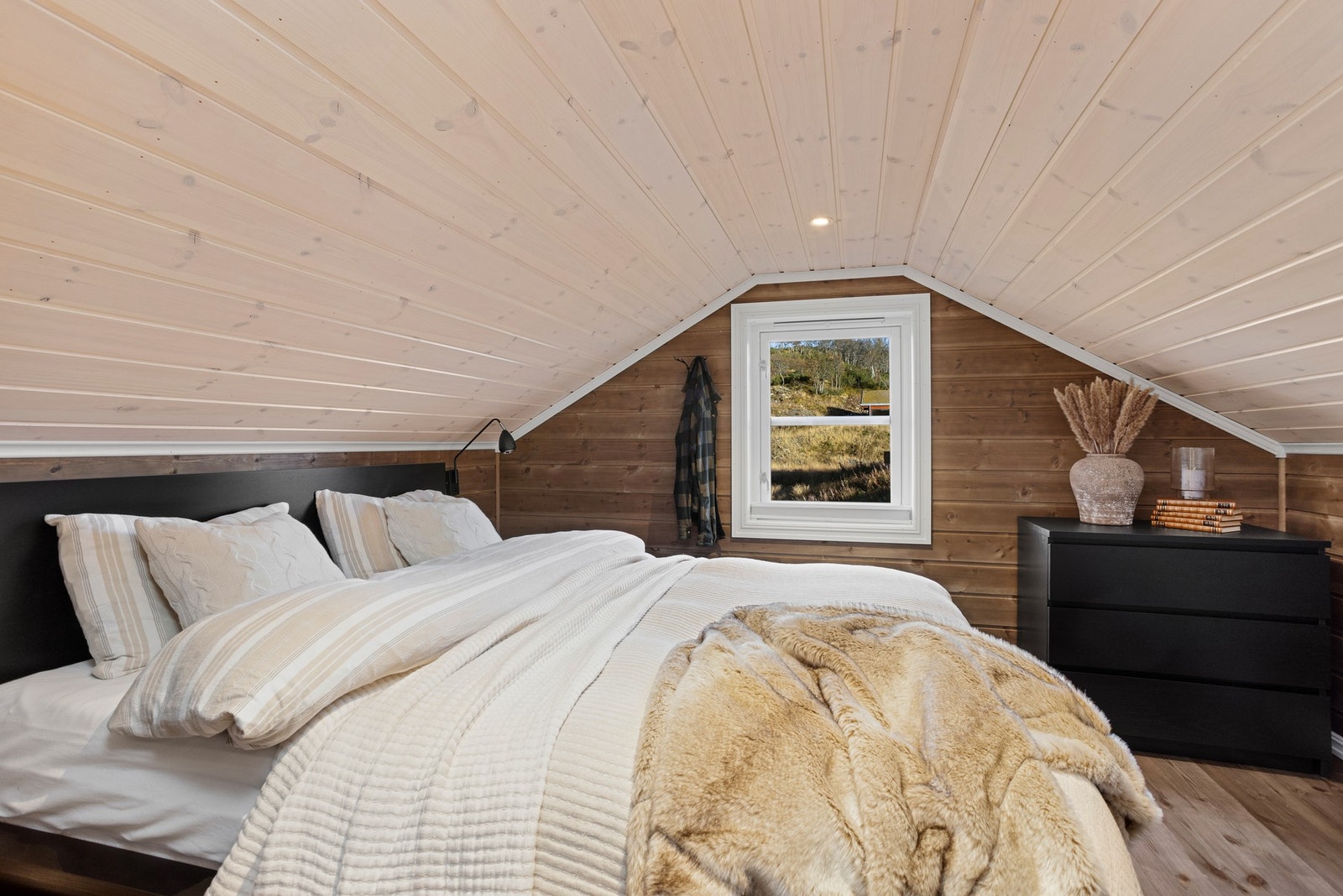 Soverommet er innredet med dobbeltseng. Loftsetasjen har ikke målbart areal pga for lav takhøyde. Soverommene er derfor ikke godkjent som soverom Galleribilde