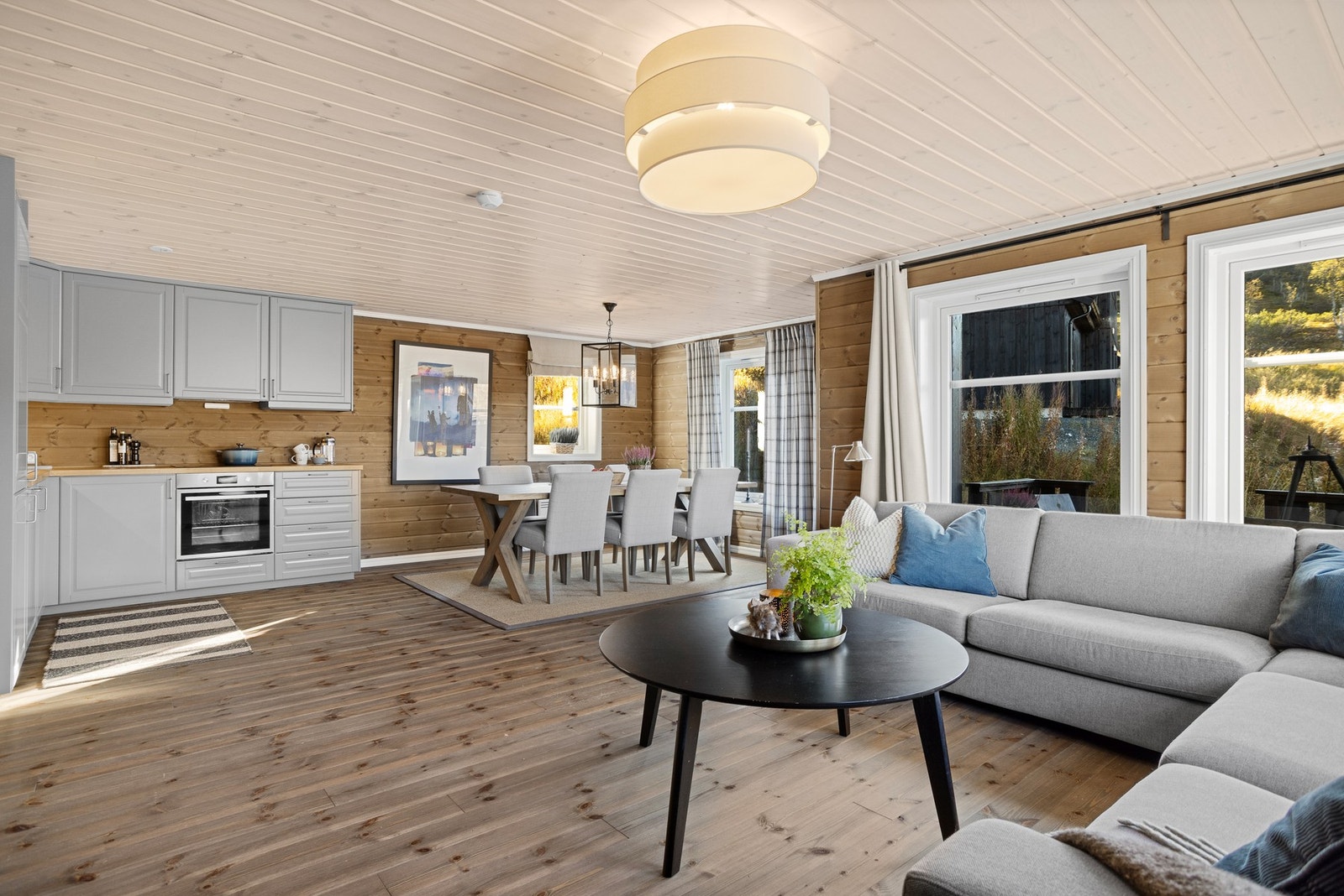 Lune matieralvalg med beiset panel på vegg og gulvbord på gulv Galleribilde