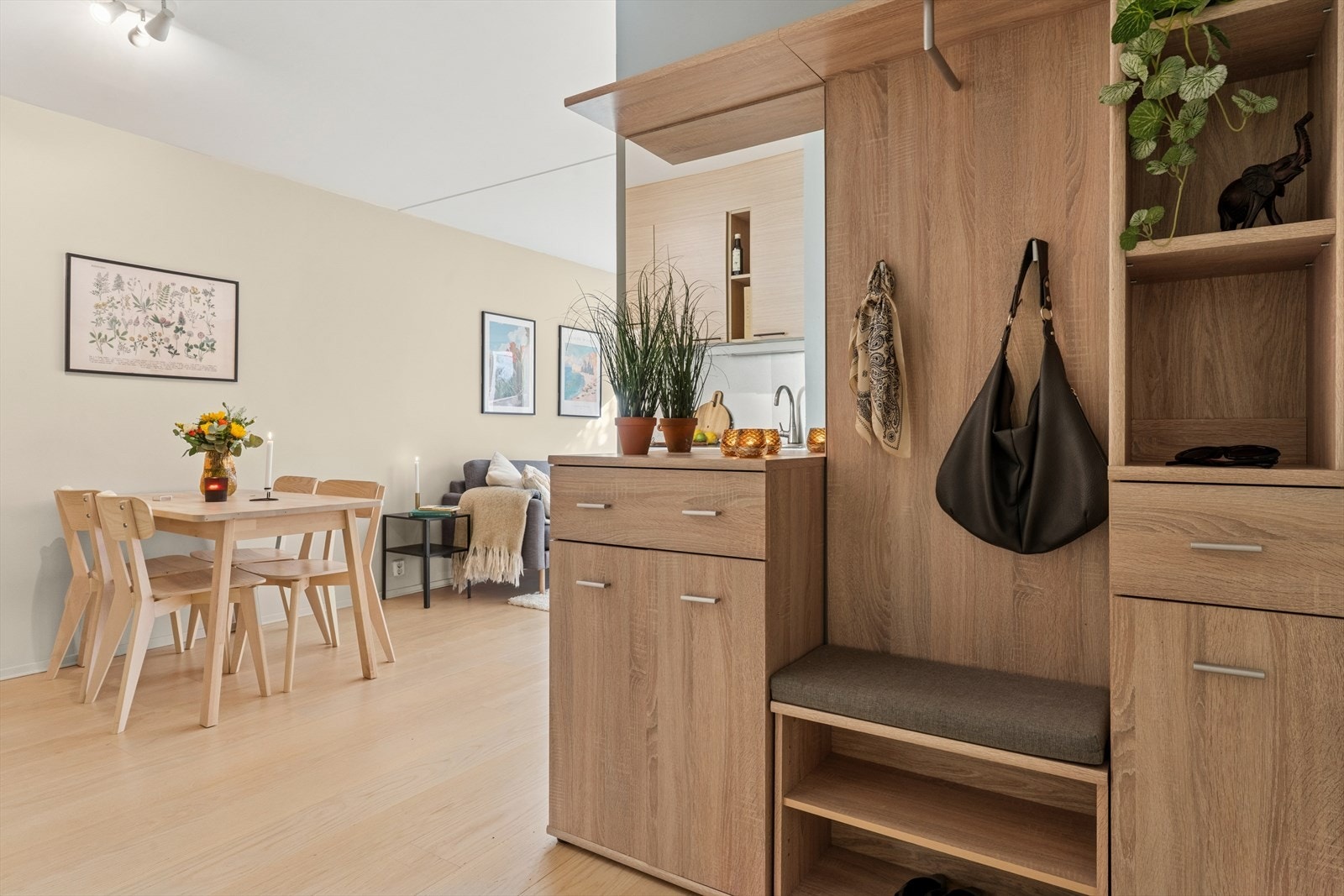 Lekker og praktisk skapløsning i entré. Galleribilde