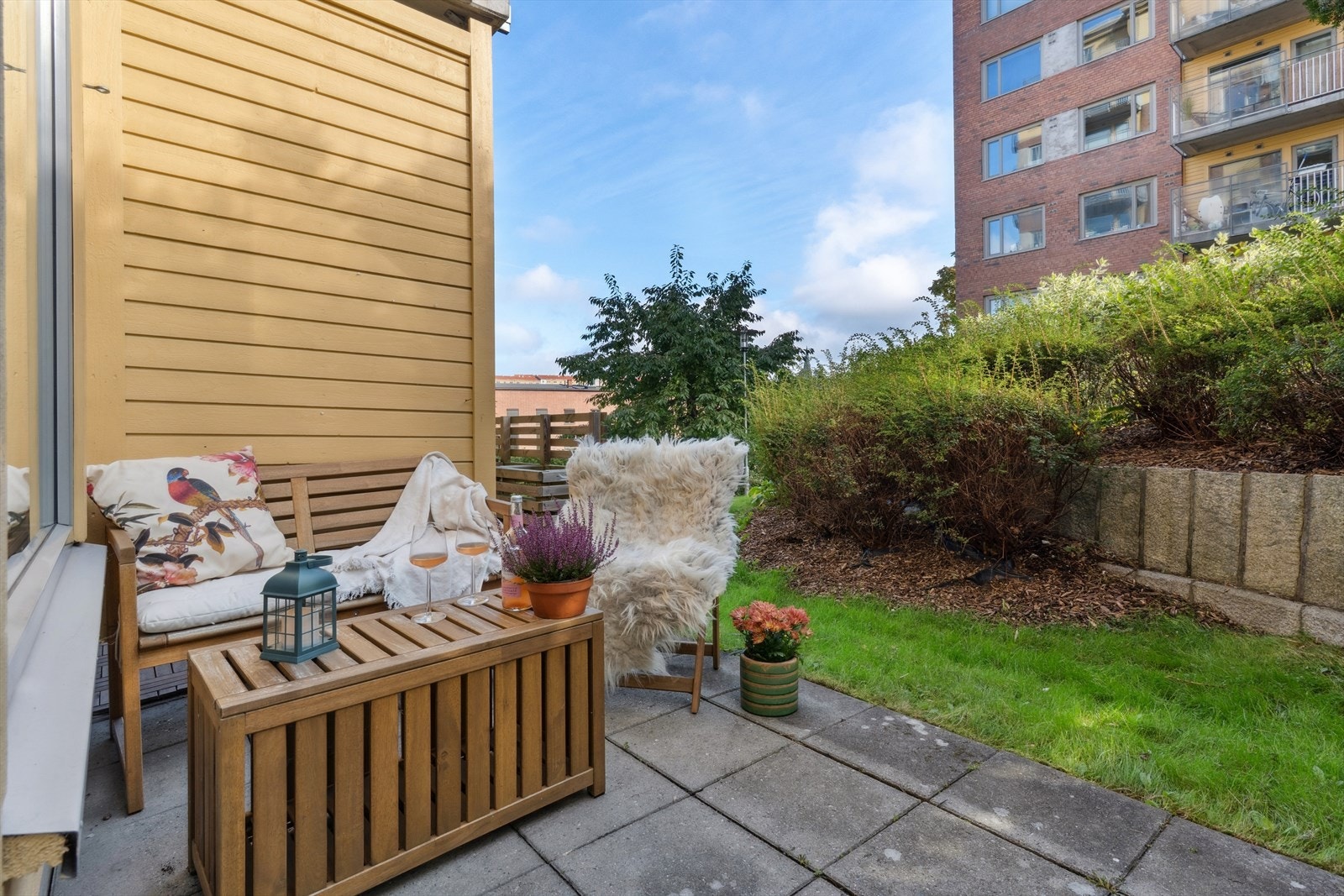 Markterrasse på ca. 7 m² med god plass til sittegruppe perfekt på varme sommerdager. Galleribilde