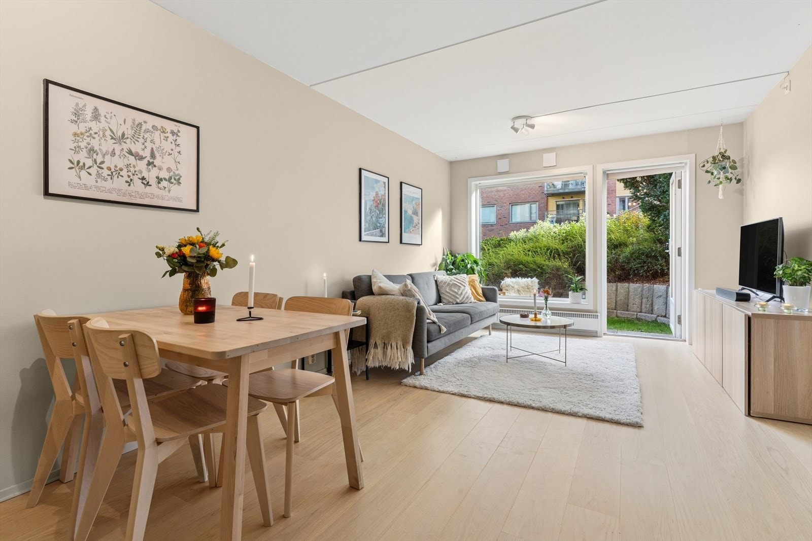 Her har du plass til både spisebord og sofagruppe. Galleribilde