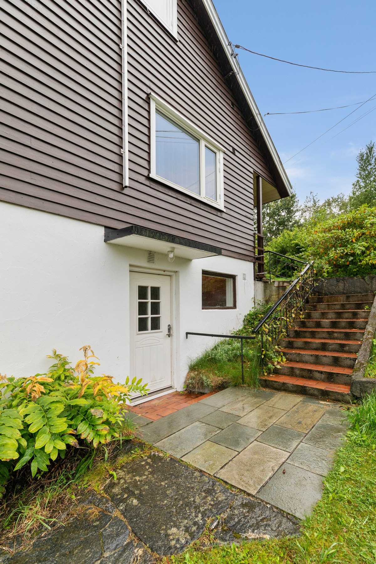 Inngang til sokkelleilighet, og trapp videre til hovededelen Galleribilde