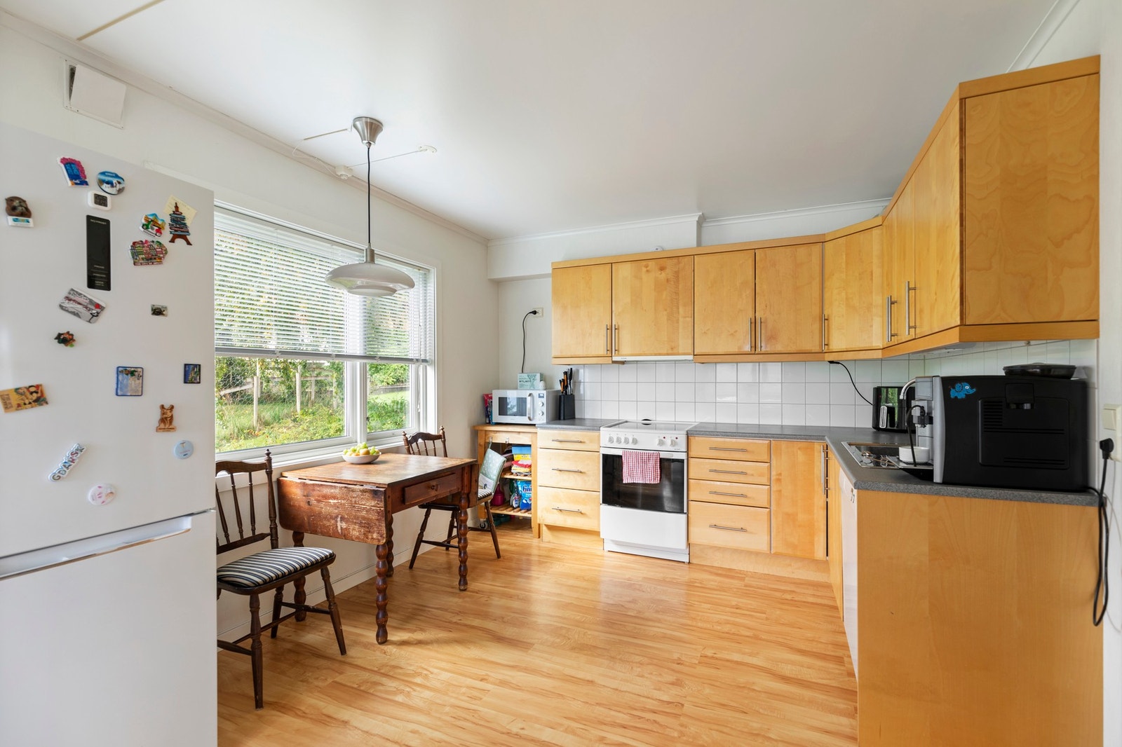 Kjøkkenet ble pusset opp i 2007/2008, og det ble satt inn ny, L-formet innredning fra Mørekjøkken i heltre bjørk, samt nye vann- og avløpsrør Galleribilde