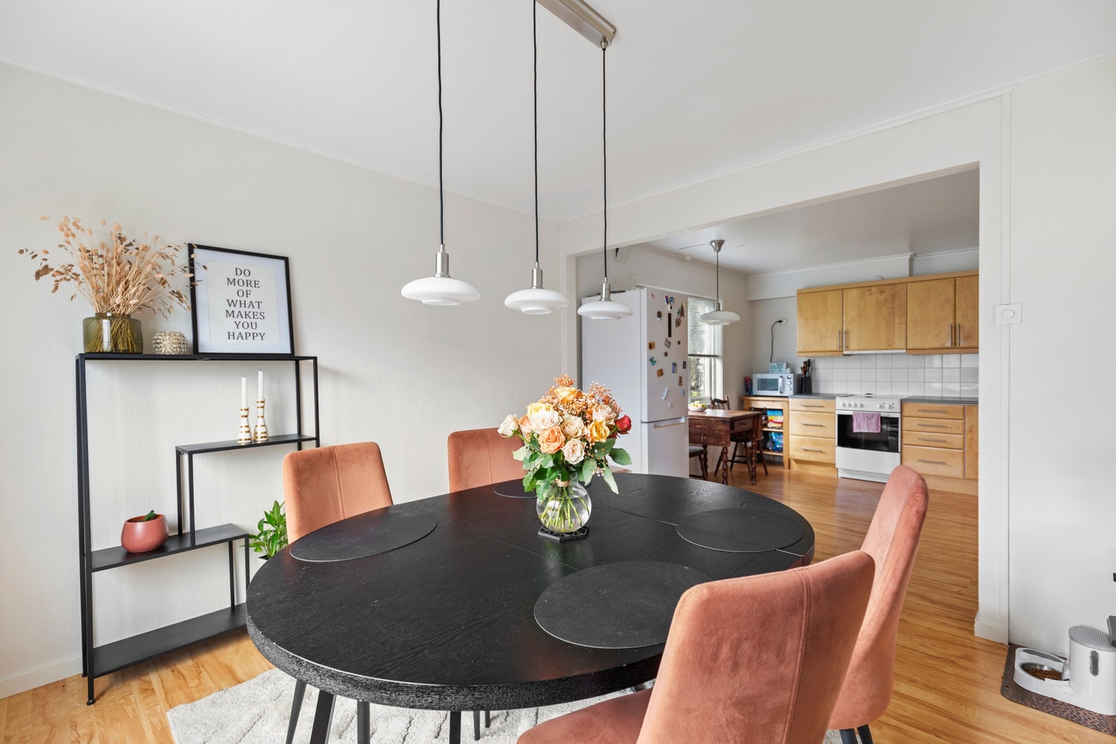 Videre er det delvis åpen løsning mot kjøkkenet Galleribilde