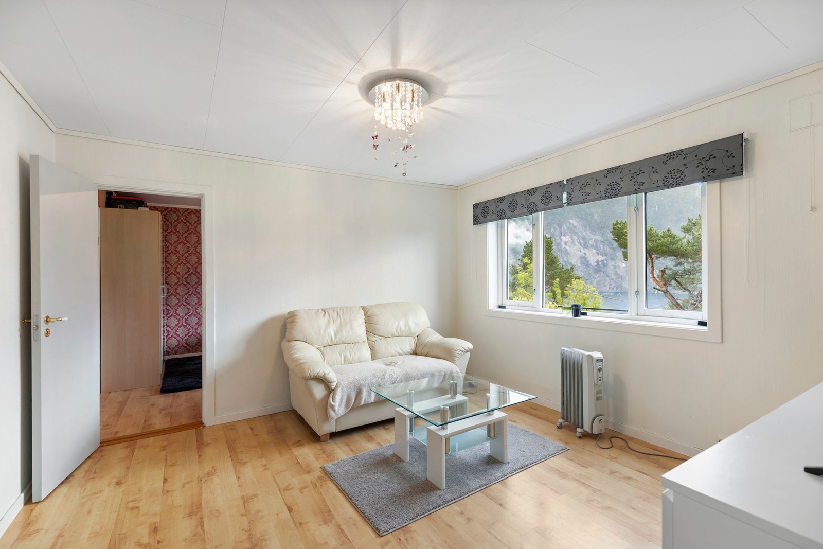 Stuen har montert vedovn, og flere vindusflater Galleribilde