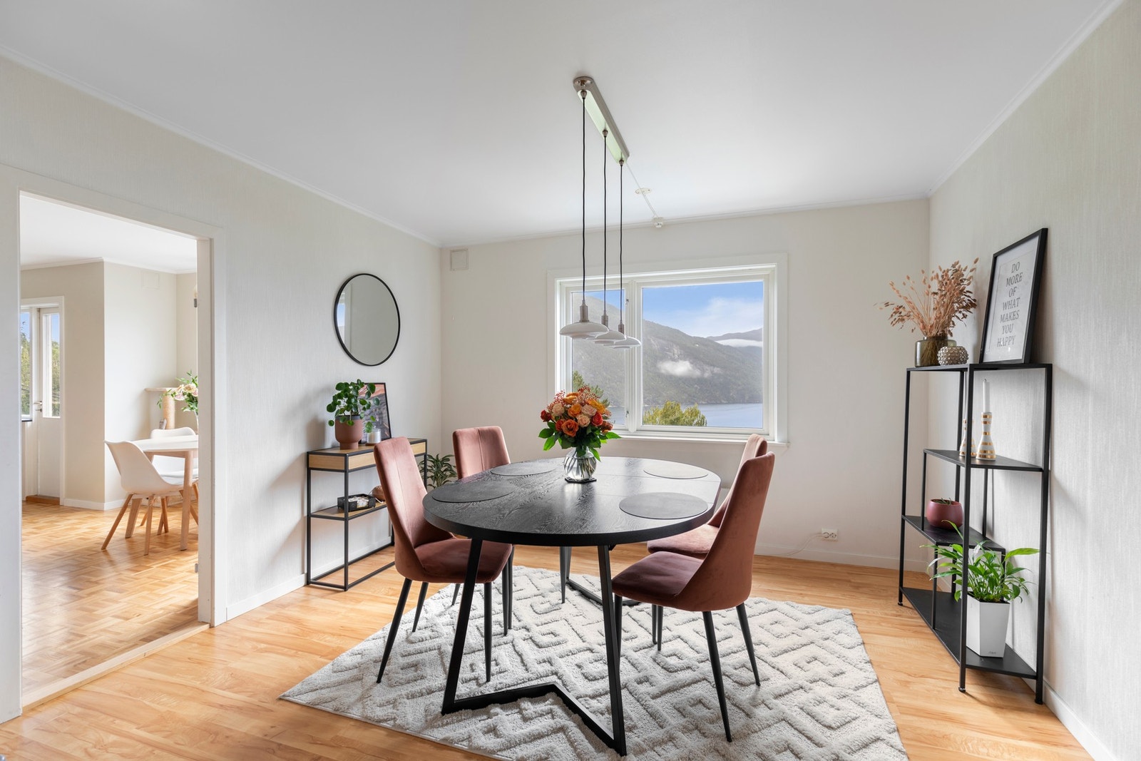 Mellom stuen og kjøkkenet er det spisestue, og også her er det montert ildsted Galleribilde