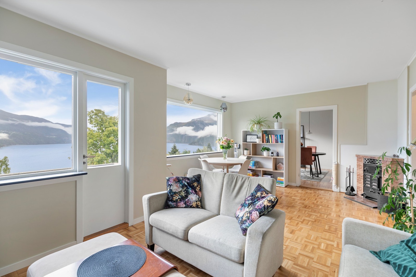 Boligen går over tre etasjer, og har sokkelleilighet i underetasjen med eget sikringsskap, inngang og vvbereder Galleribilde