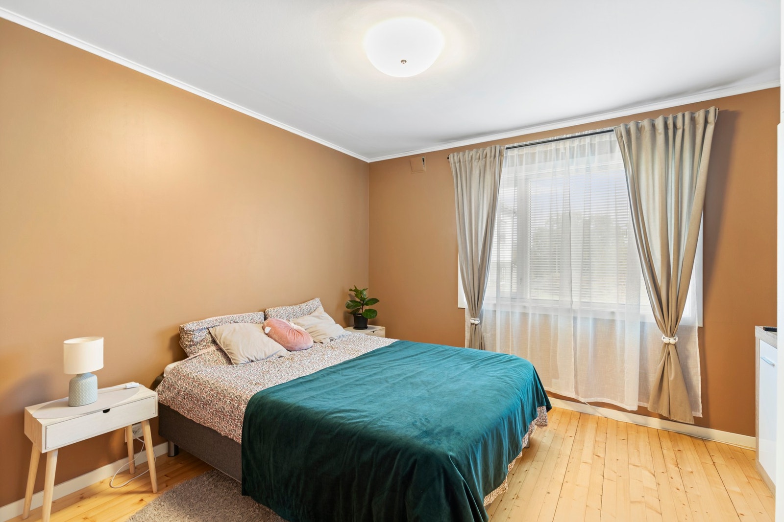 Soverommet i hovedetasjen ble pusset opp i 2022 med slipt tregulv og malte veggflater Galleribilde