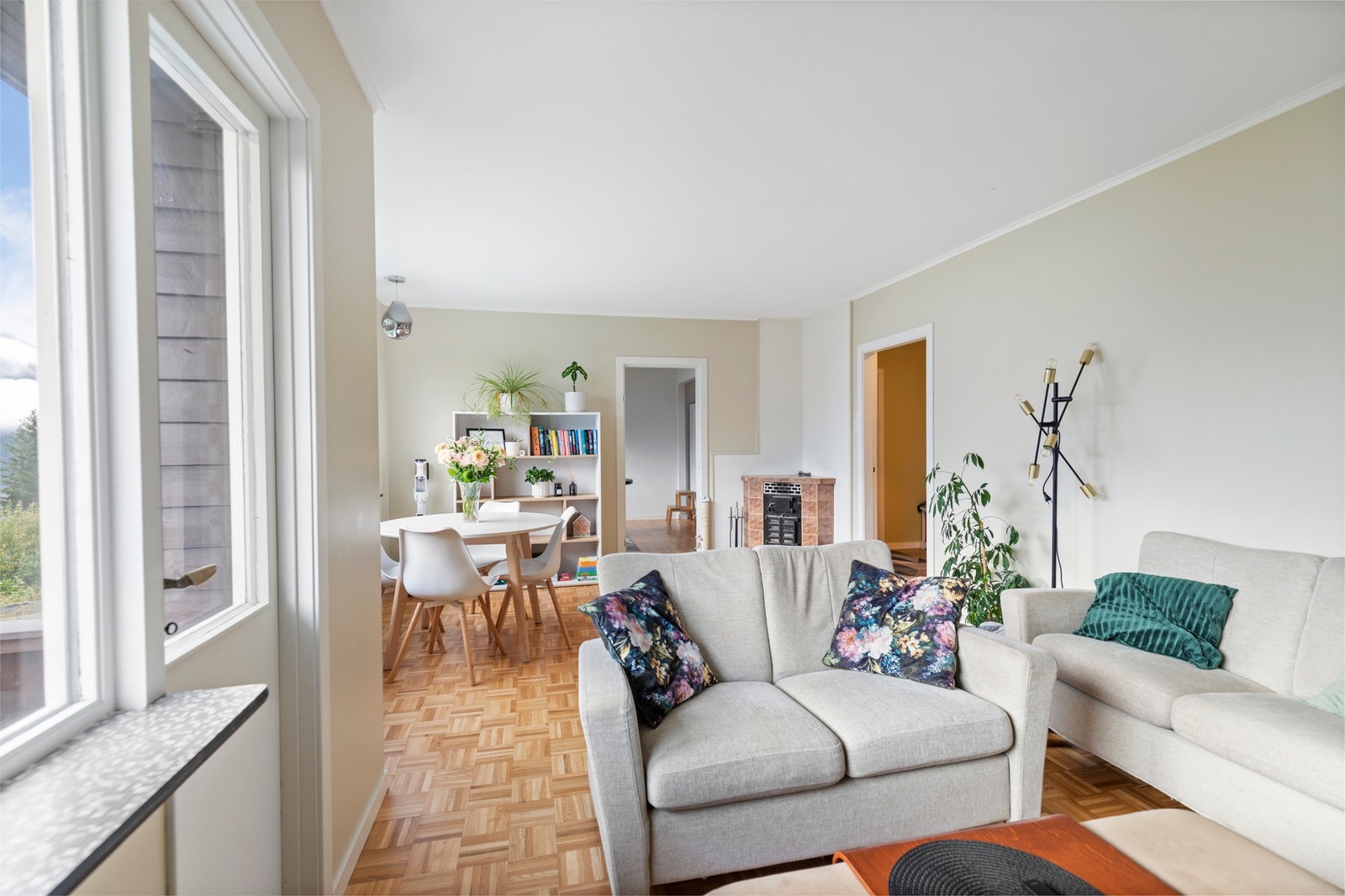 Stuen har montert ildsted, og det er utgang til veranda Galleribilde