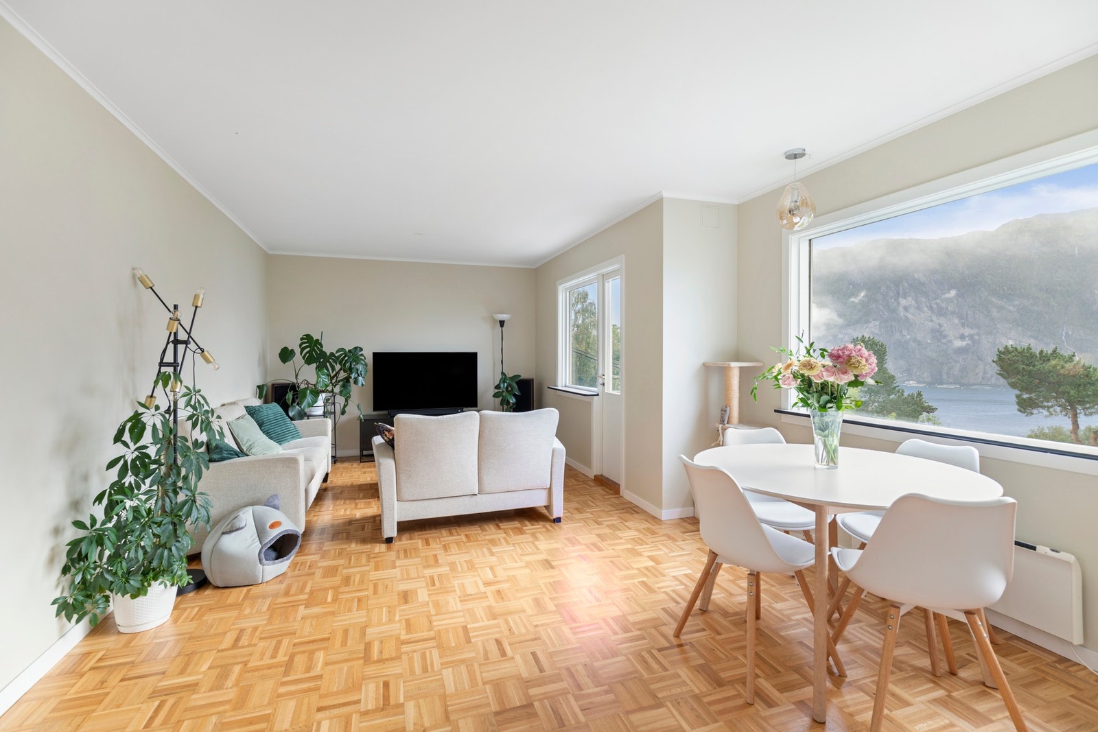 Rommet har store vindusflater som utnytter utsikten maksimalt Galleribilde