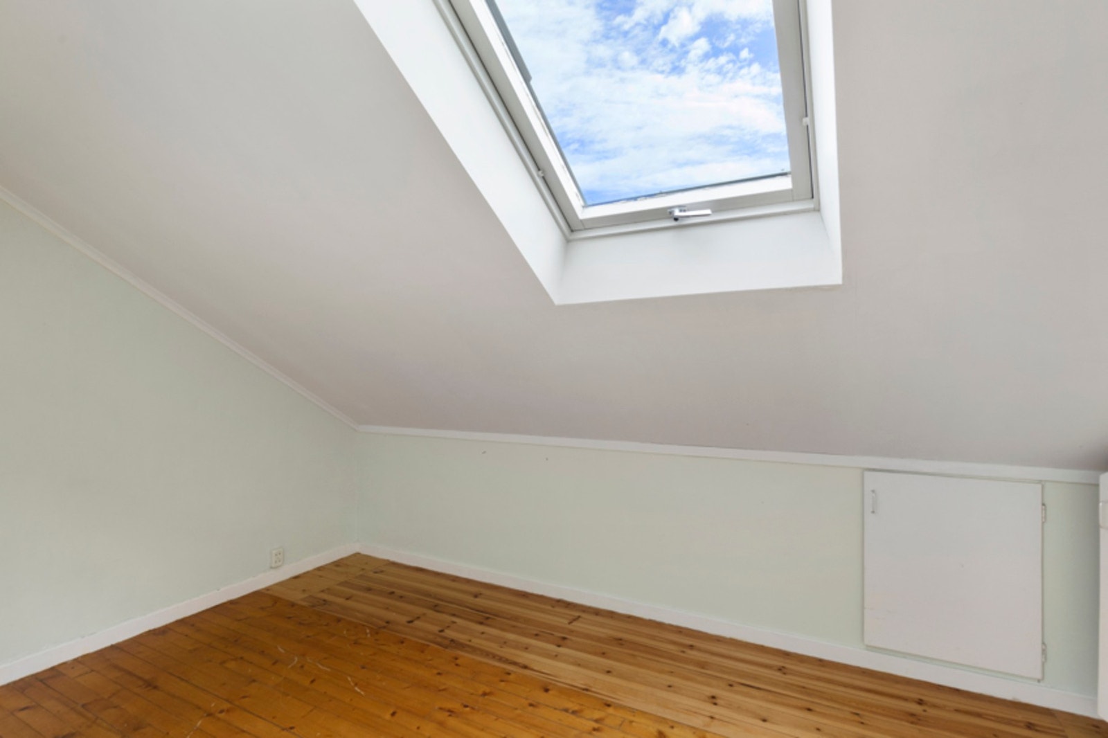 Kontor. Loftsetasjen har flere raftekott, samt bod med fremlagt vann- og avløpsrør mtp. eventuell etablering av fremtidig toalettrom Galleribilde