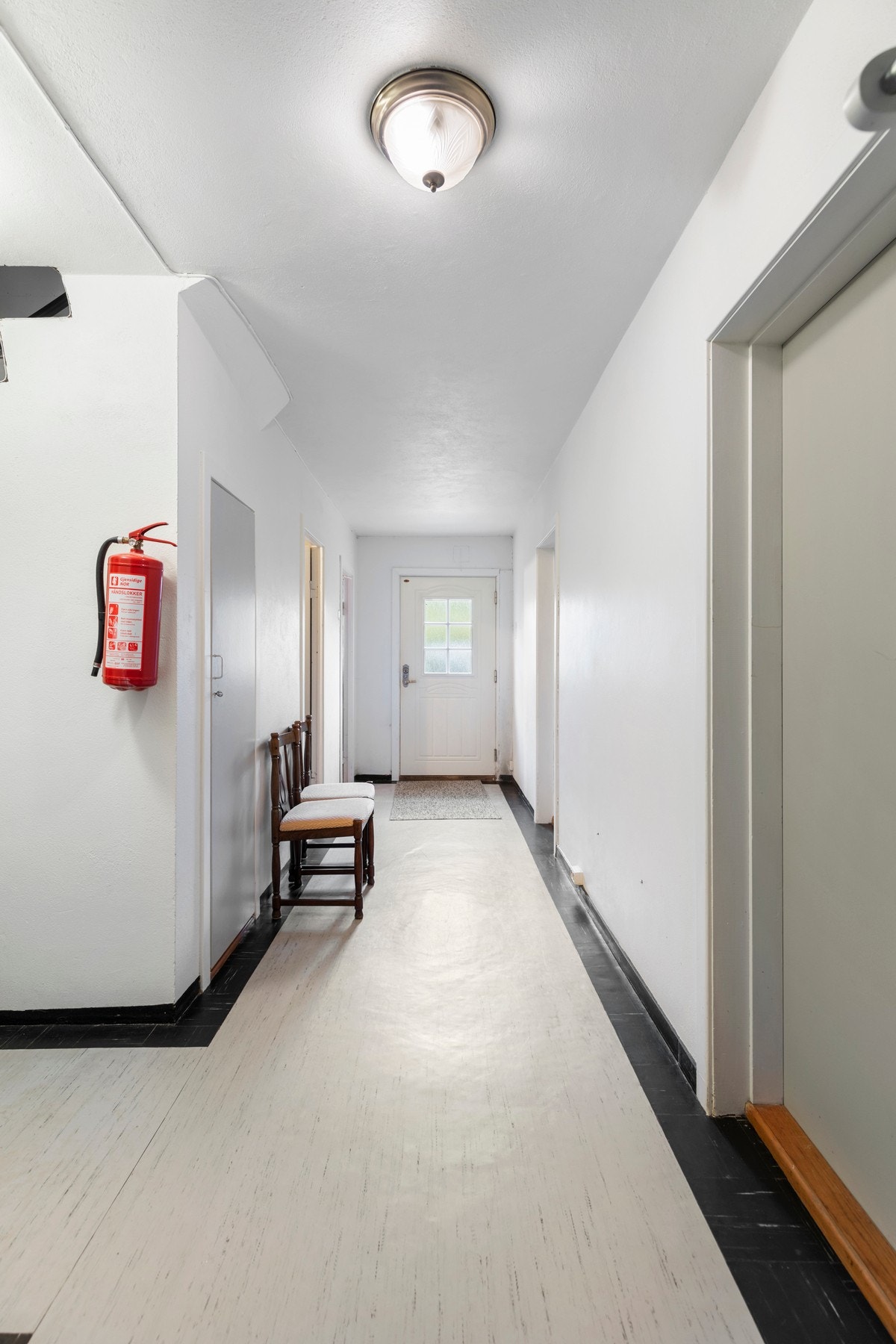 Underetasjen/Sokkelleiligheten har egen inngang, eget sikringsskap og egen vvbereder. Det er også trapperom mellom etasjen, om man vil disponere etasjen selv Galleribilde