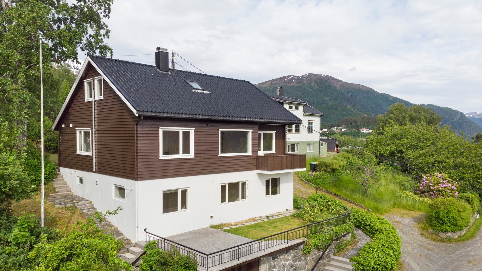 Velkommen til Bygdavegen 113 - En romslig familiebolig i barnevennlig beliggenhet som nest siste hus i endevei Galleribilde