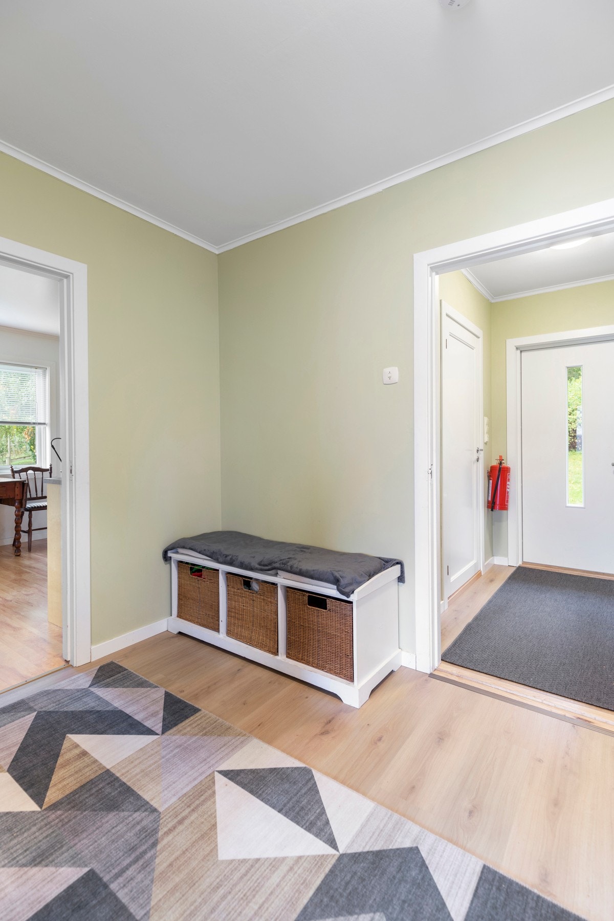 Boligens hoveddel har et overbygd inngangsparti på den vestlige siden, inn til tradisjonell entrè med trapp til 2.etg. Galleribilde