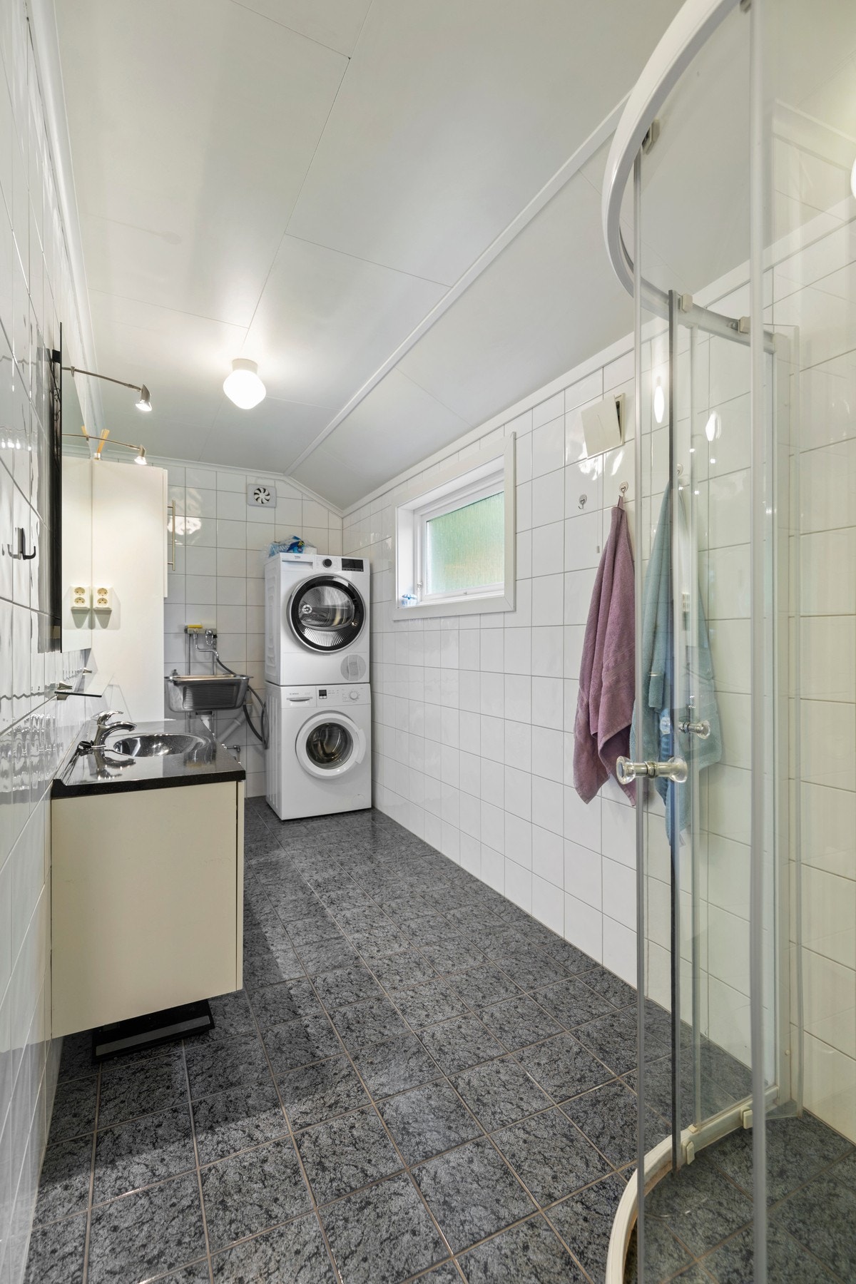 Ifbm renovering av rommet ble det også skiftet vindu, samt vann- og avløpsrør Galleribilde