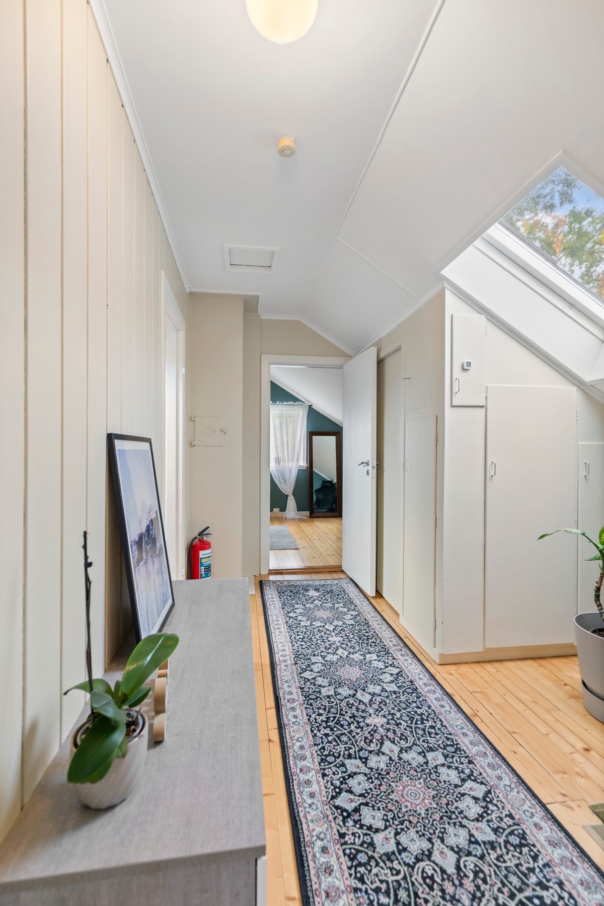 Loftsetasjen ble også pusset opp i 2022 med slipte tregulv og malte flater. Galleribilde