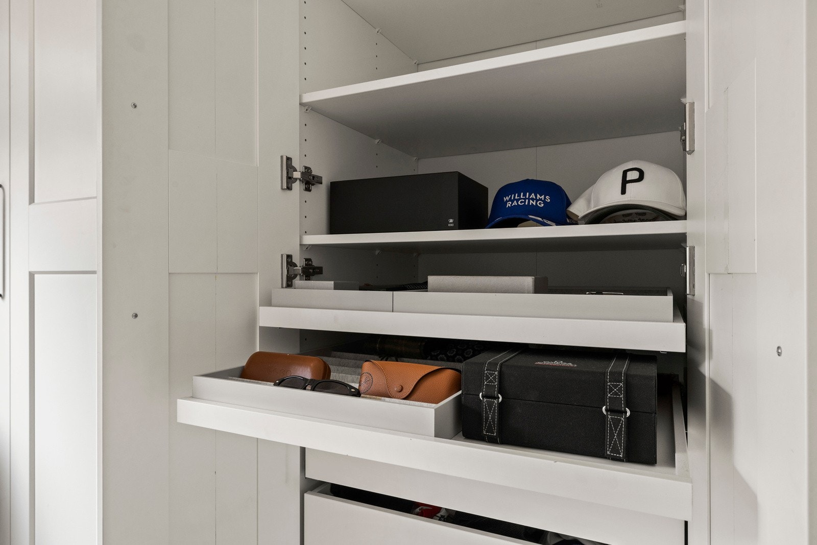 Detalj fra garderobesakpet på soverom 2. Galleribilde