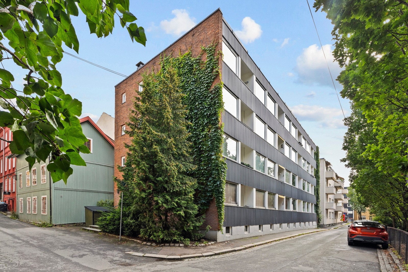 Leiligheten ligger i en hyggelig og skjermet liten gate, sentralt på Briskeby, med kort vei til alt. Galleribilde