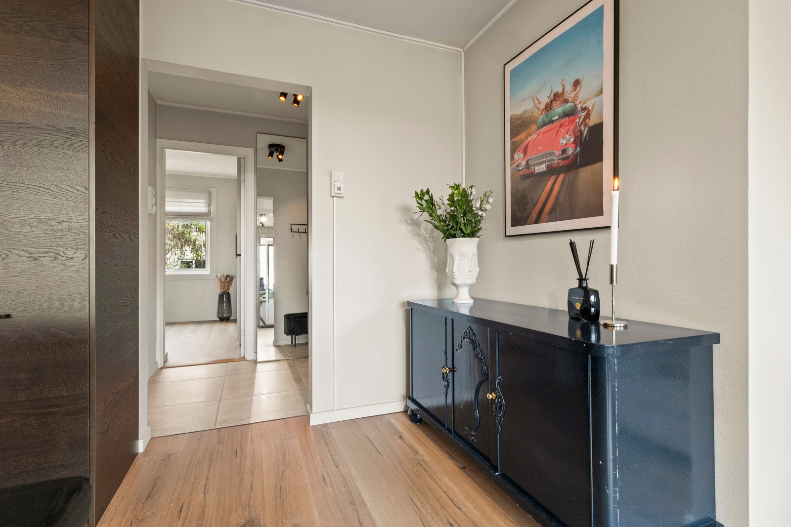 Fra stuen/kjøkkenet ut mot entré og inn til soverommene. Galleribilde