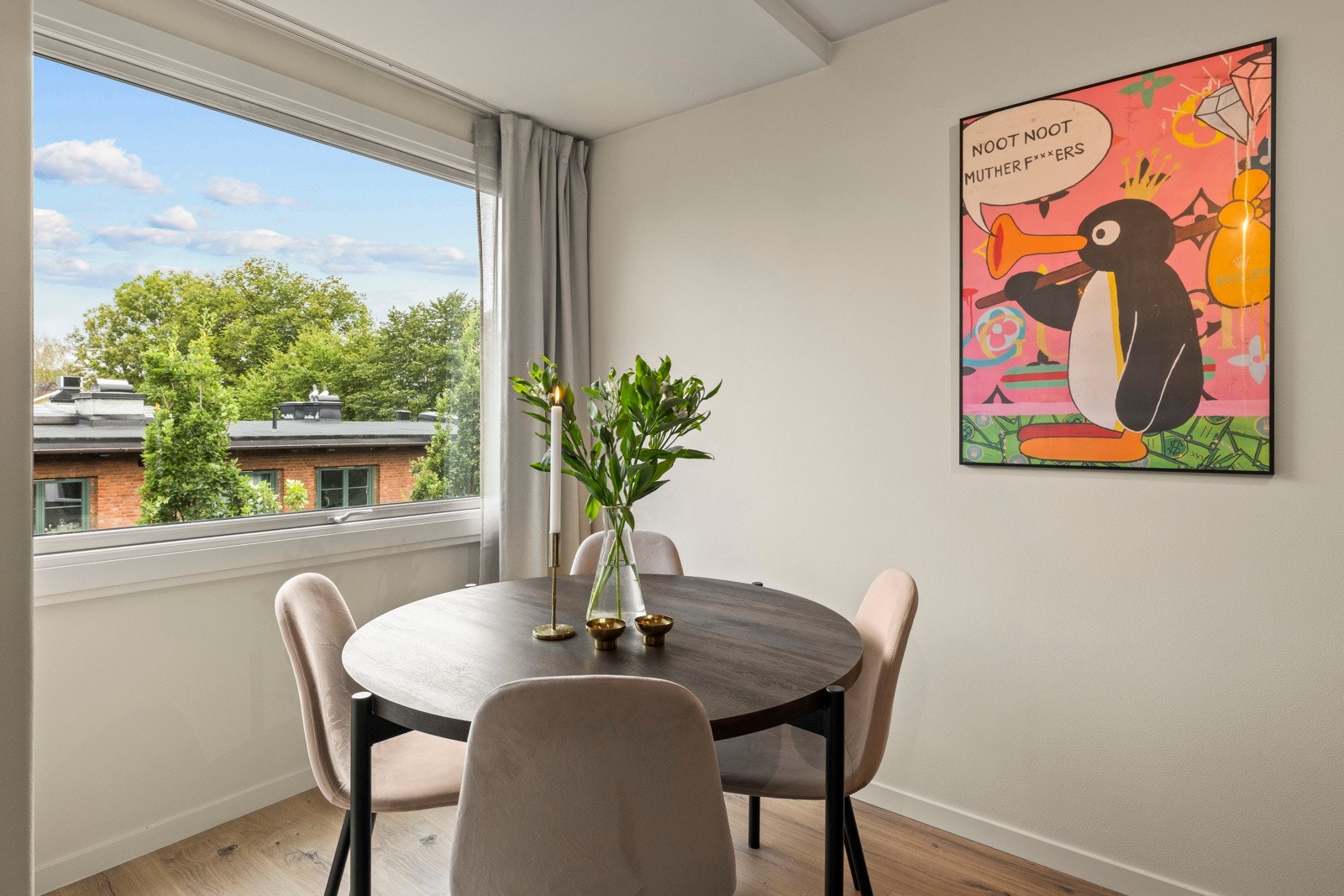 I stuen er det god plass til både en komfortabel sofagruppe og spisebord - perfekt for alt fra hverdagshygge og fest. Galleribilde
