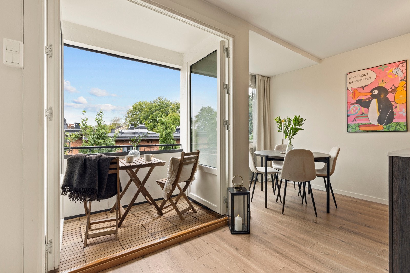 Balkongen er en av boligens store kvaliteter - sørvestvendt og solrik, med nydelig ettermiddags- og kveldssol. Galleribilde