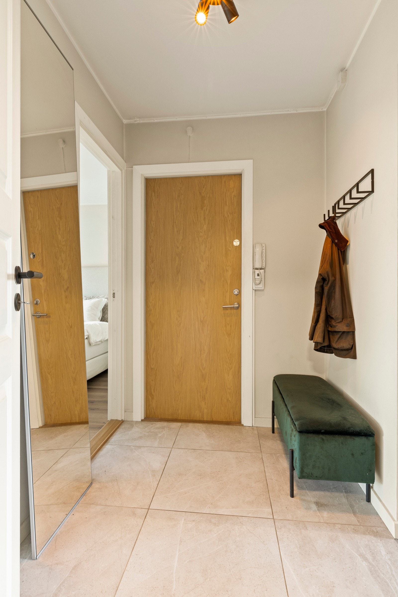 God plass i garderobeoppheng og entrémøbler. Galleribilde