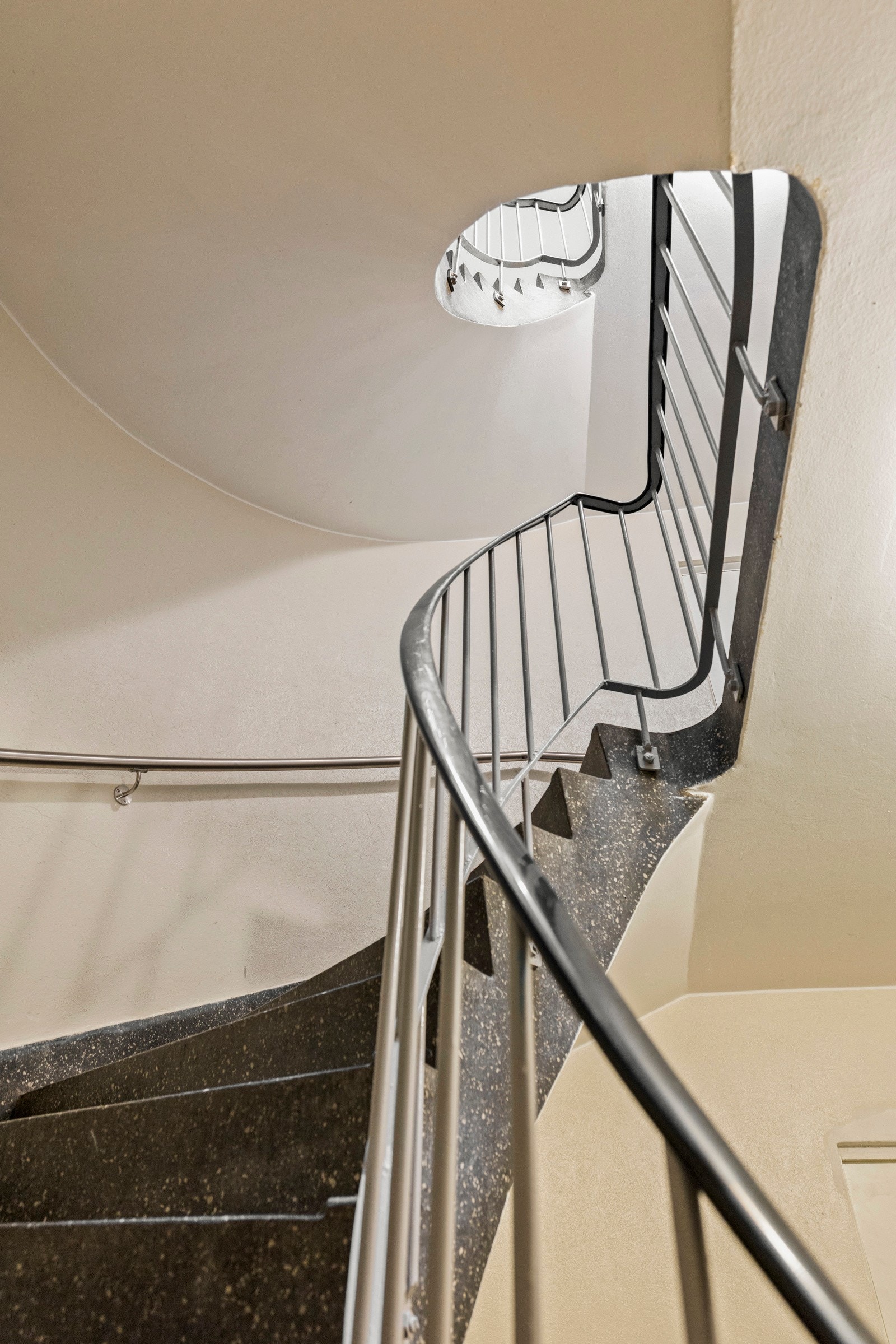 Lys og velikeholdt trappeoppgang. Galleribilde
