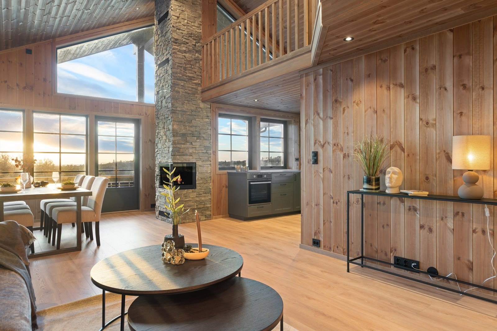 Den gode takhøyden gir stuen en god romfølelse Galleribilde