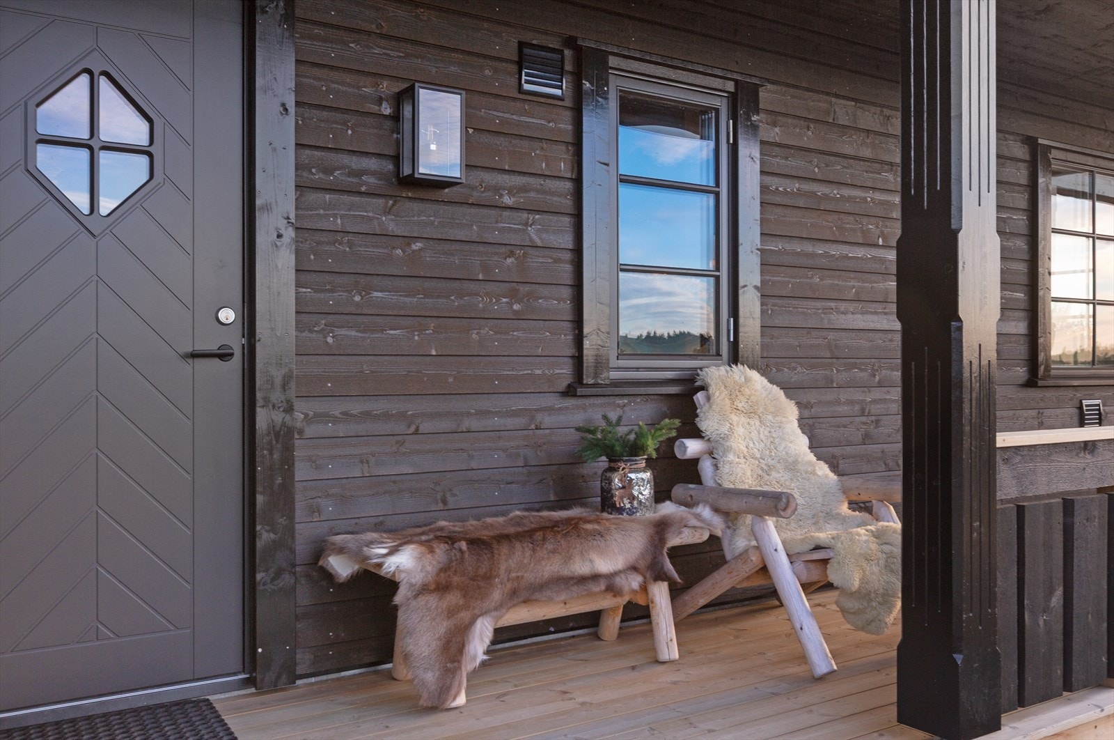 Hyggelig overbygget inngangsparti Galleribilde