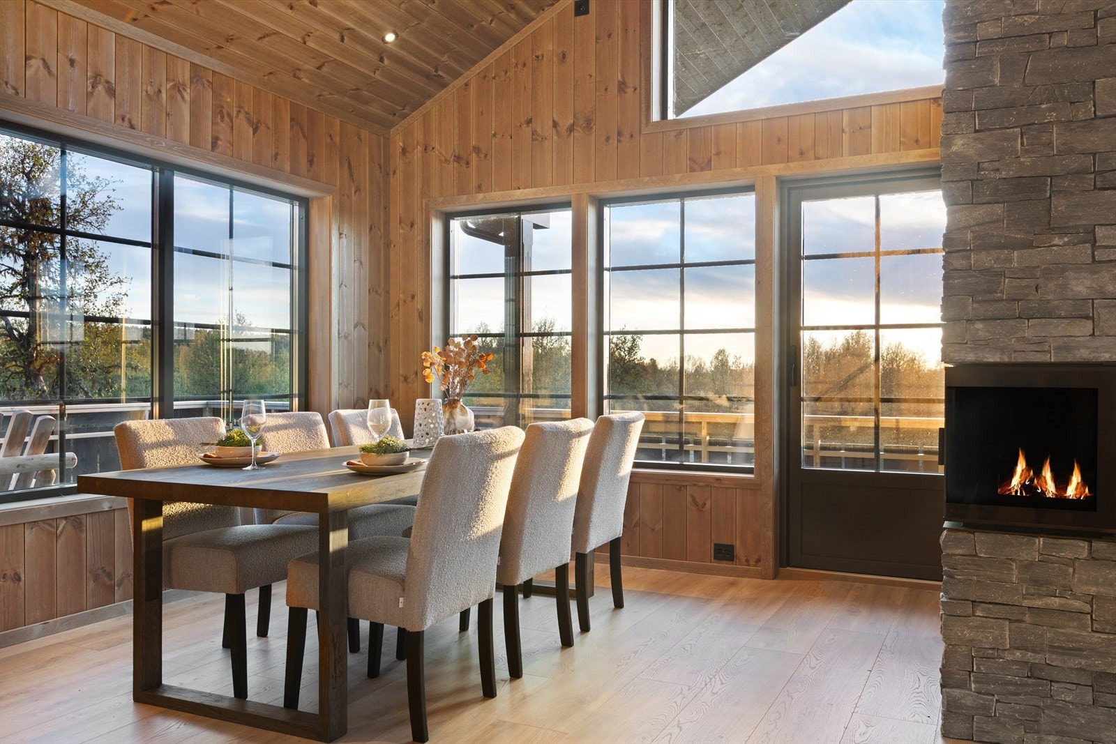 Store vindusflater fyller rommene med naturlig lys og inviterer inn den fantastiske naturen utenfor. Galleribilde