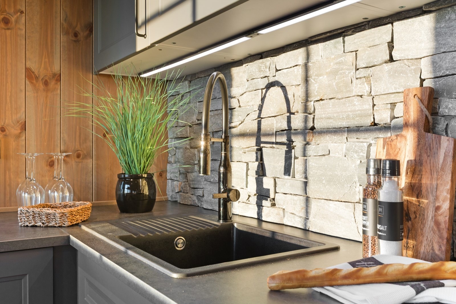 Kjøkkenbenk med nedfelt servant Galleribilde