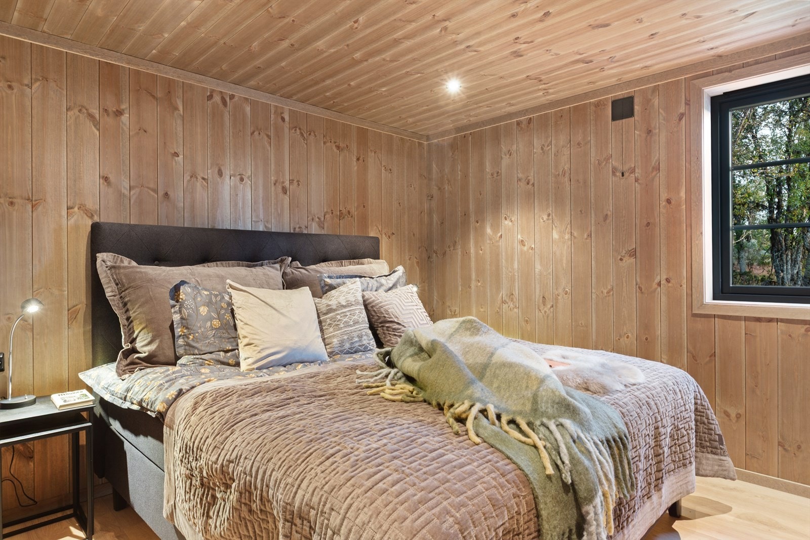 Soverom innredet med dobbeltseng Galleribilde