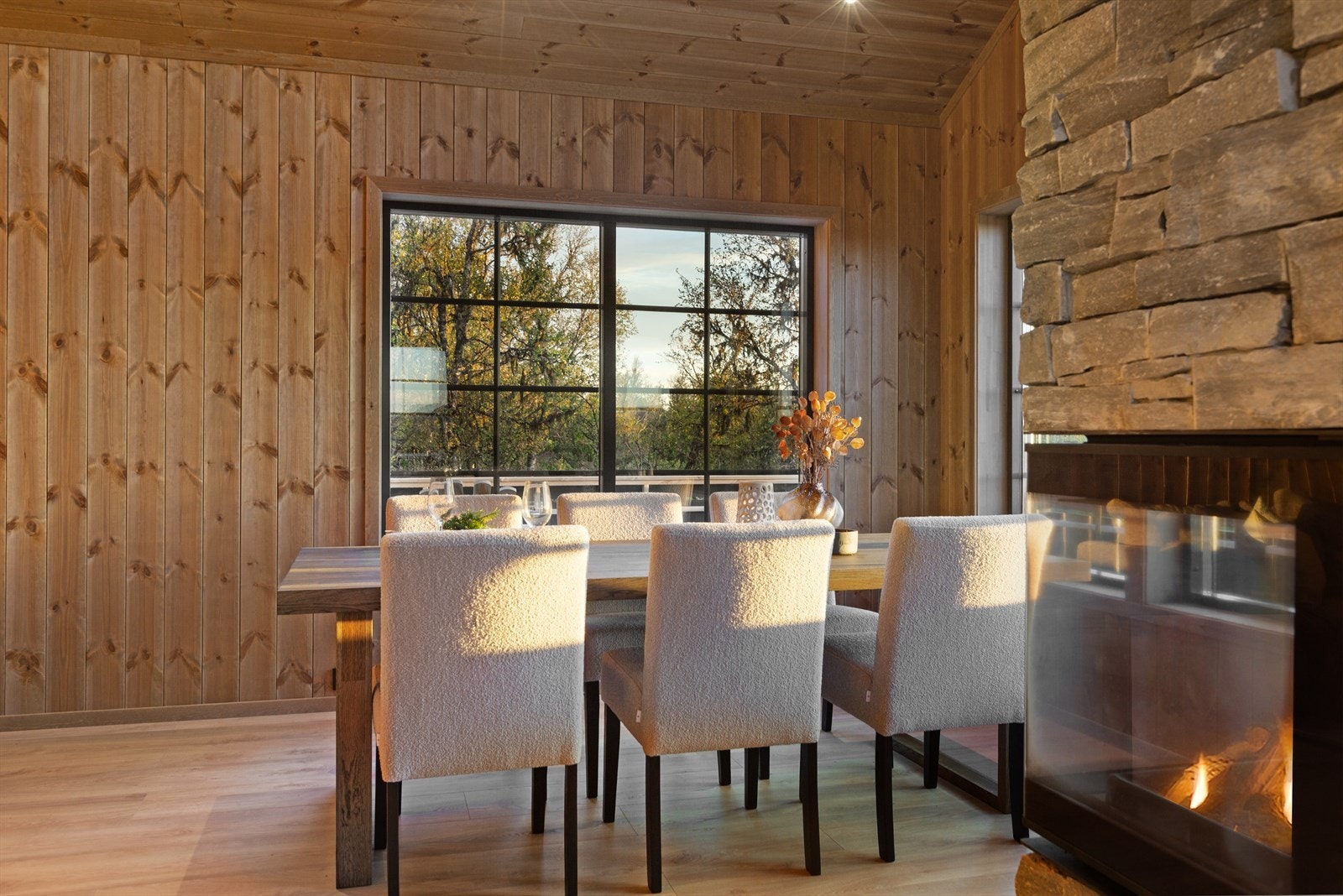 Koselig spiseplass foran vinduet. Galleribilde