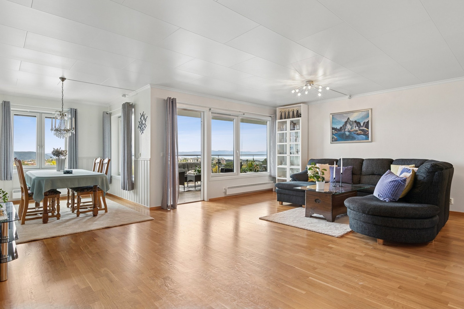 Man kan nyte utsikten mot Fosenalpene og Trondheim by fra både sofakroken og spisebordet. Galleribilde