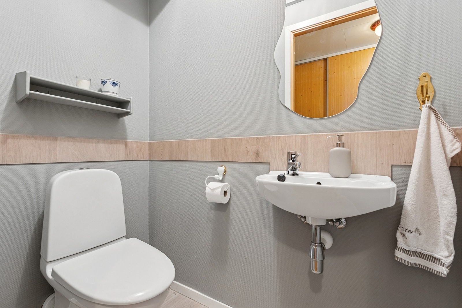 I tillegg til hovedbad, er det et toalettrom ved entreè. Galleribilde