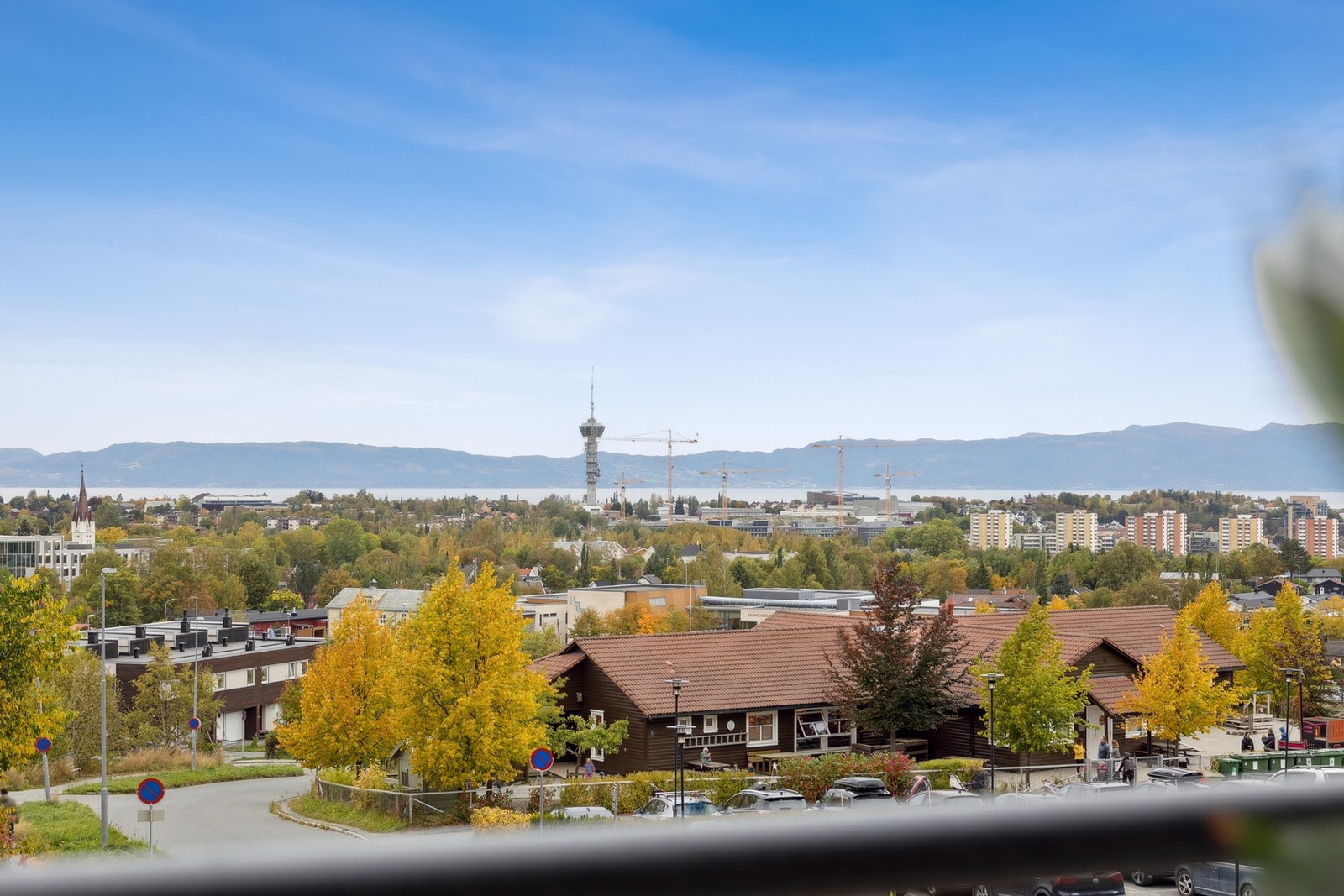 Leiligheten har en fantastisk flott utsikt over byen og mot Fosenalpene. Galleribilde