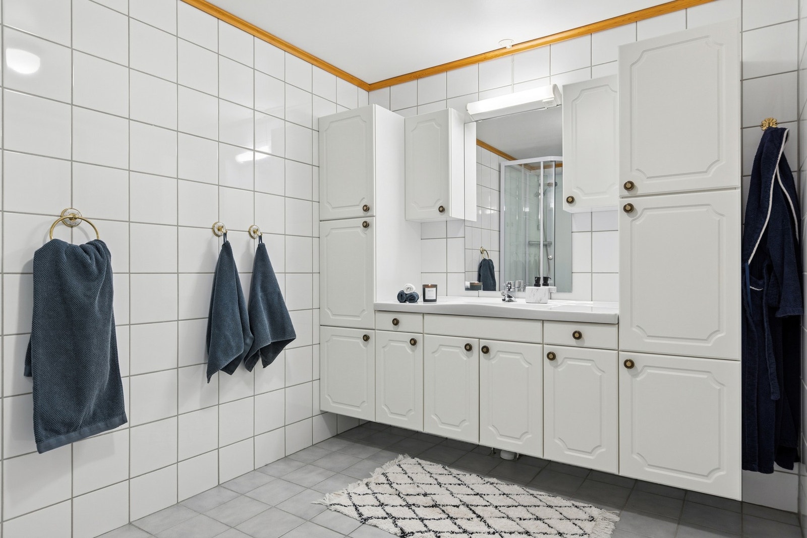 Badet er flislagt på gulv og vegg, og det er varme i gulv. Galleribilde