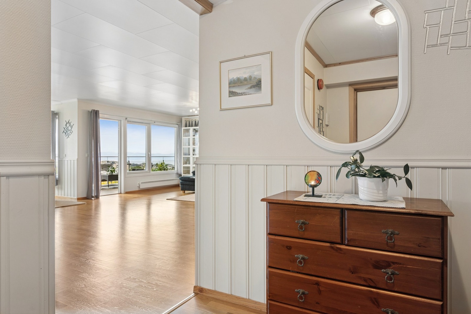 Boligen måler totalt bruksareal 124 kvm, og inneholder to soverom, bad, toalettrom, vaskerom, åpen stue/kjøkken løsning og har to boder i samme etasje. Det er også parkeringsplass i oppvarmet garasjekjeller. Galleribilde