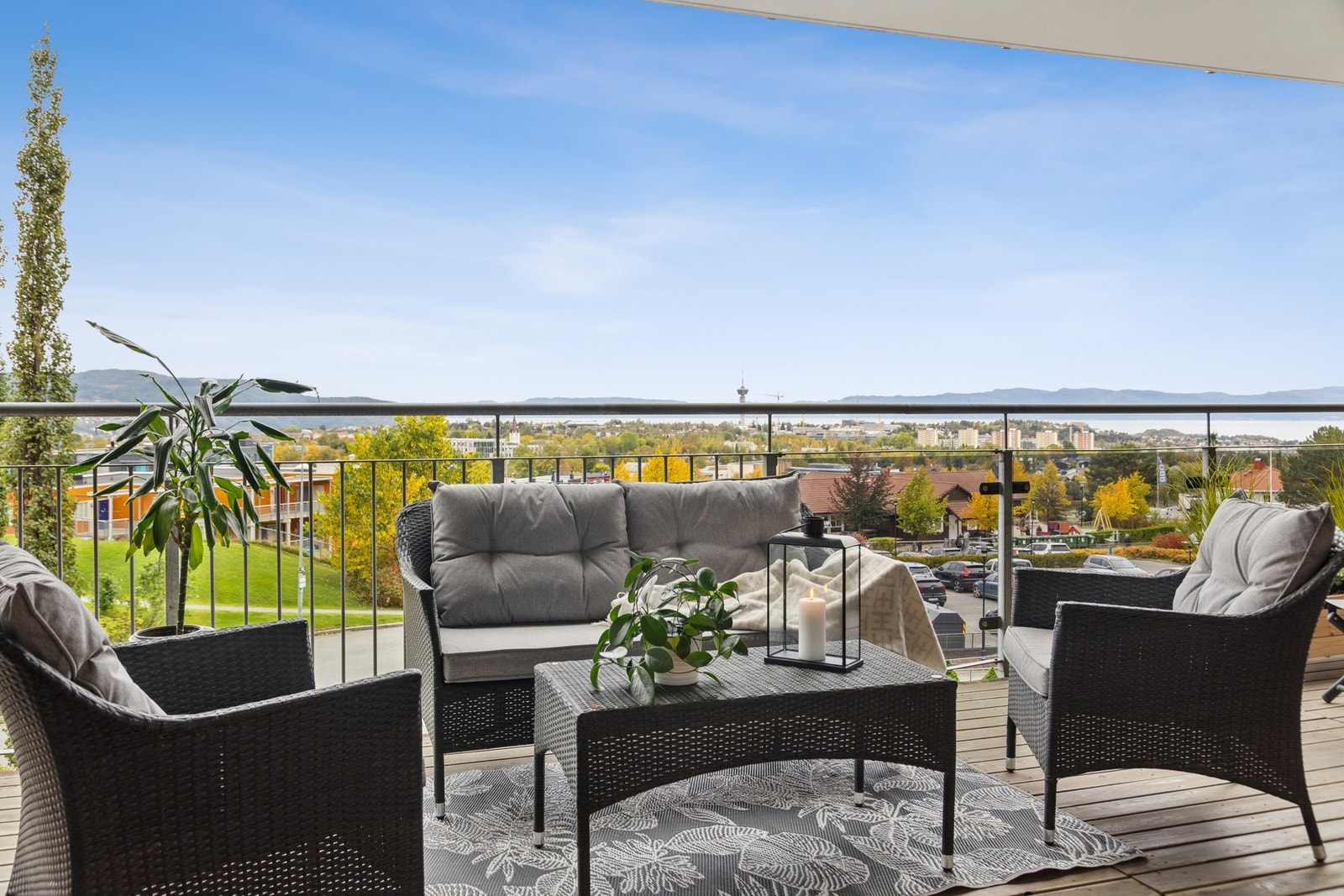 Leiligheten har endebeliggenhet og dermed en stor terrasse på 28 kvm. Galleribilde