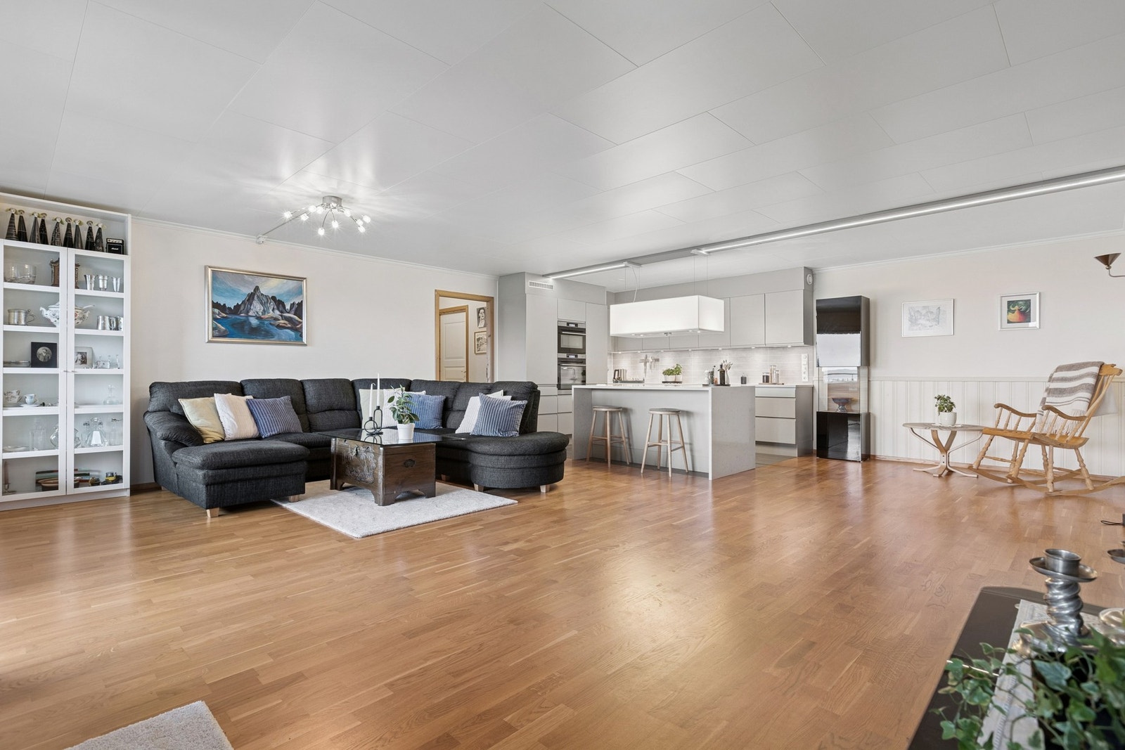 EIE eiendomsmegling ved Julie Marie Vollan Brennvik ønsker velkommen til Bergheimsvegen 30 - en pen og tidløs 3-roms på populære Bergheim Terrasse! Foto: Robin Hope Syrstad. Galleribilde