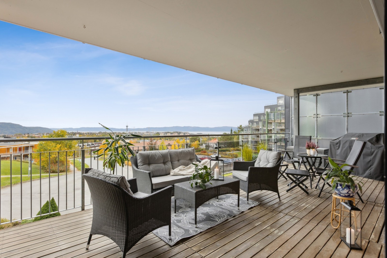 Terrassen er vest-vendt. Selger informerer om at sola titter frem på ettermiddagen og skinner til sent på kveld. Galleribilde