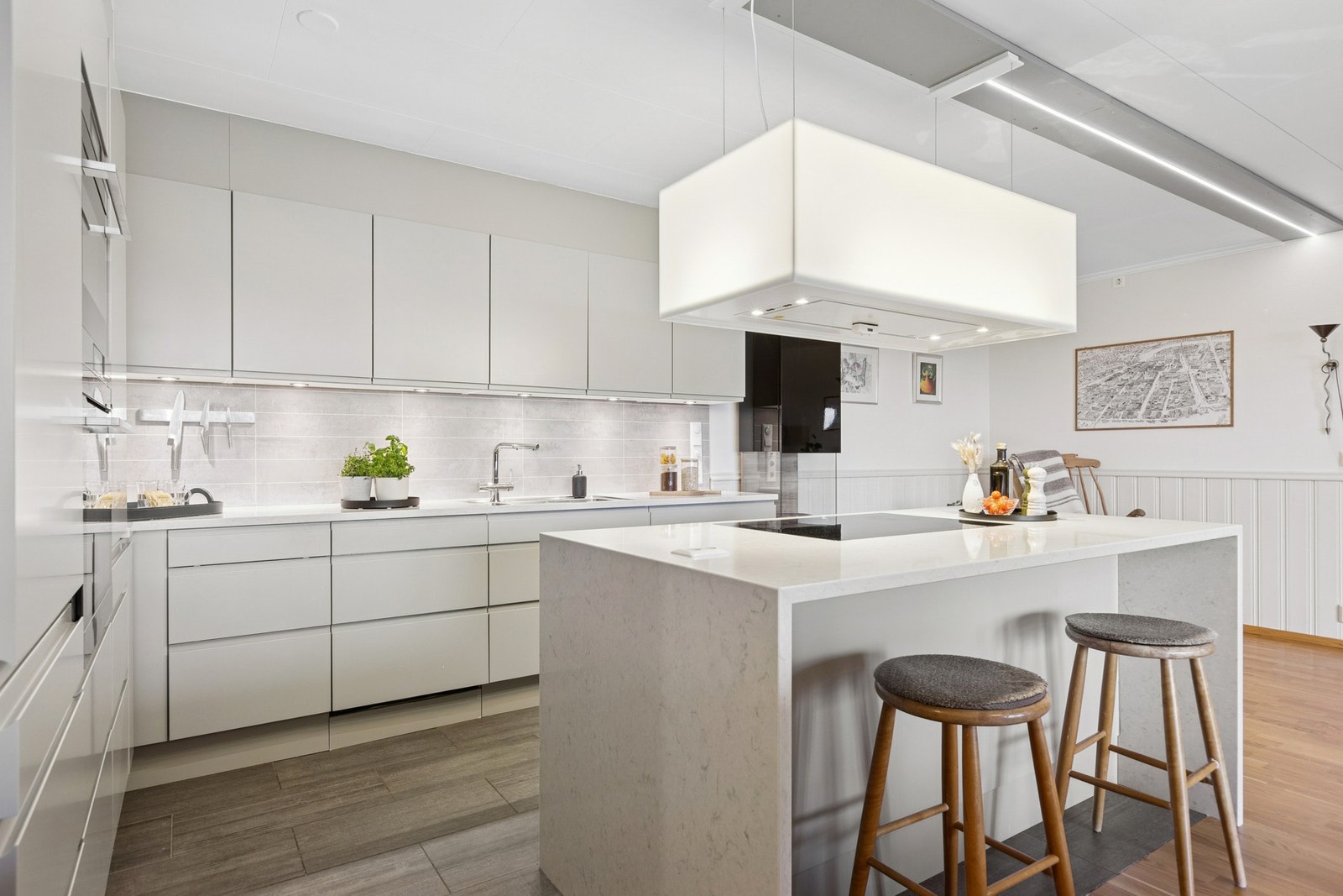 Kjøkkenet ble renovert i 2017 og er levert av Einar Rønning, en kjøkkenleverandør med 40 års erfaring og med fokus på kvalitet. Galleribilde