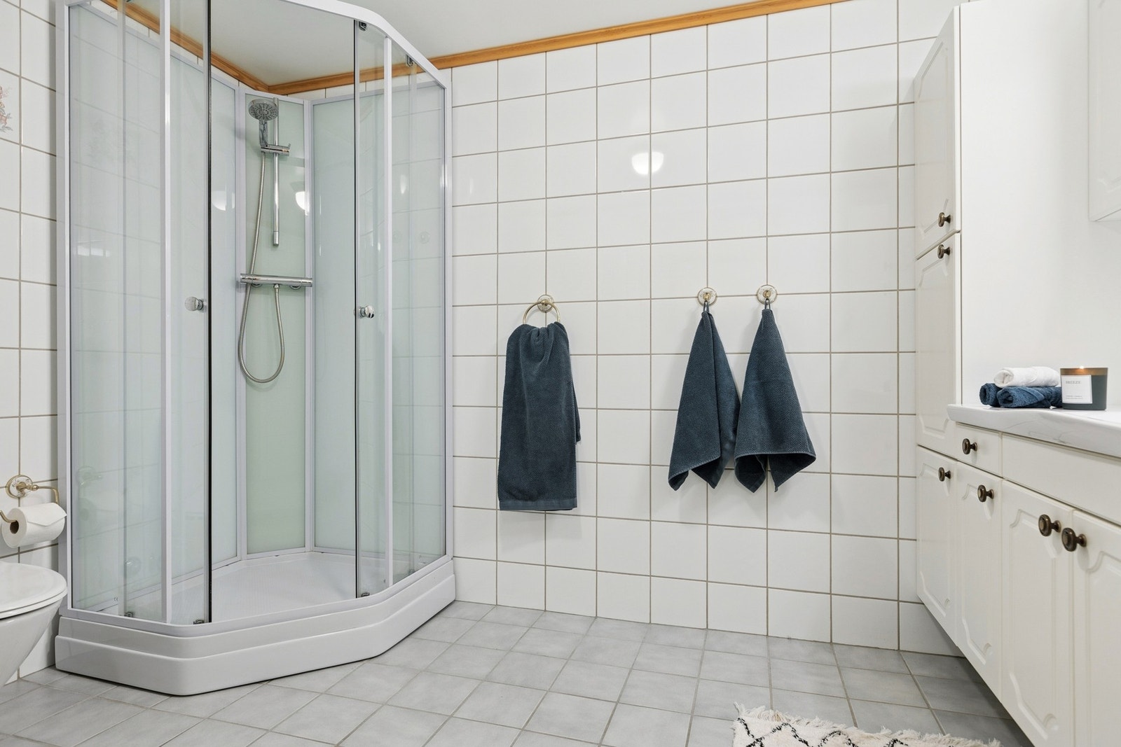 Badet er fra byggeår. Det er installert dusjkabinett for å redusere vannsøl på vegger og gulv. Galleribilde