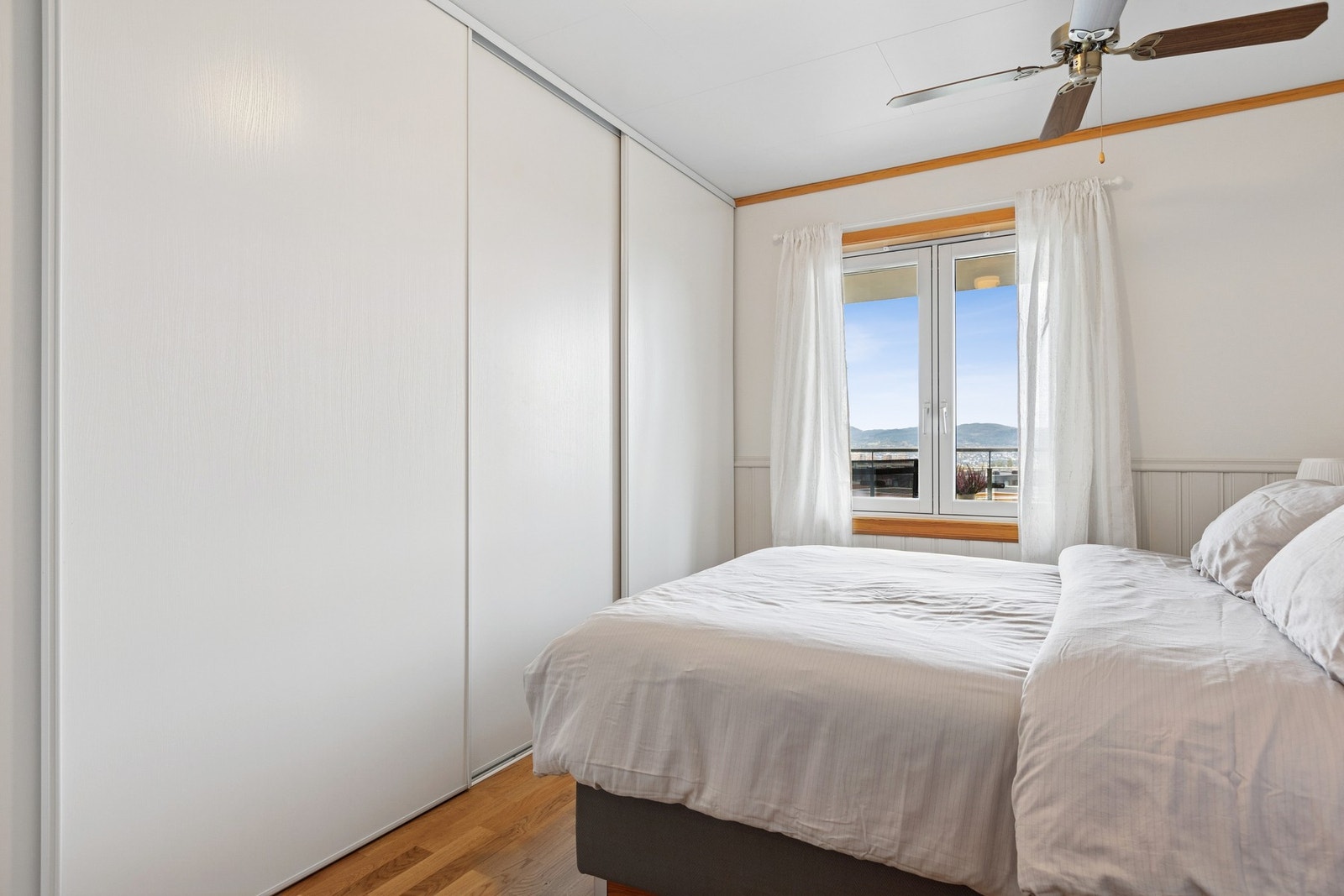 Hovedsoverommet har en stor skyvedørsgarderobe med mye oppbevaringsplass, samtidig som det er plass til stor dobbelseng. Galleribilde