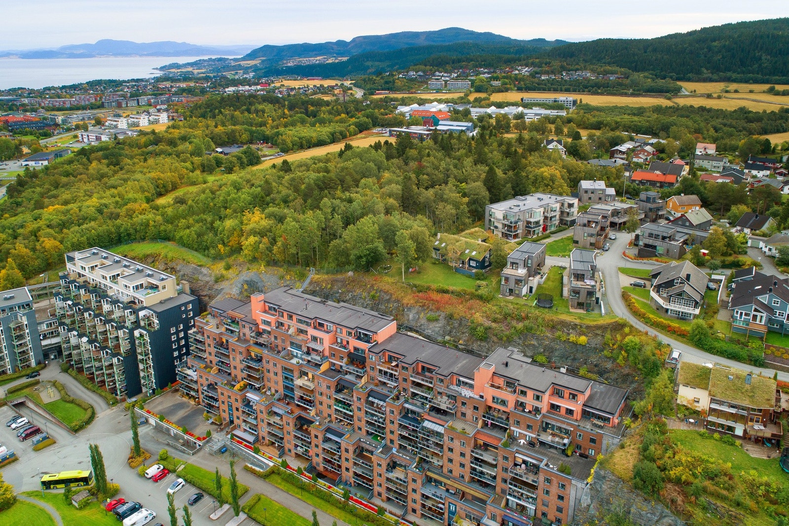 Det er ikke lange stykket til Estenstadmarka for de som ønsker rekreasjonsmuligheter i nærheten. I gangavstand finner man bla. Meny, Extra og Kiwi, samt 3T-Moholt og flere andre hverdagsfasiliteter. Galleribilde